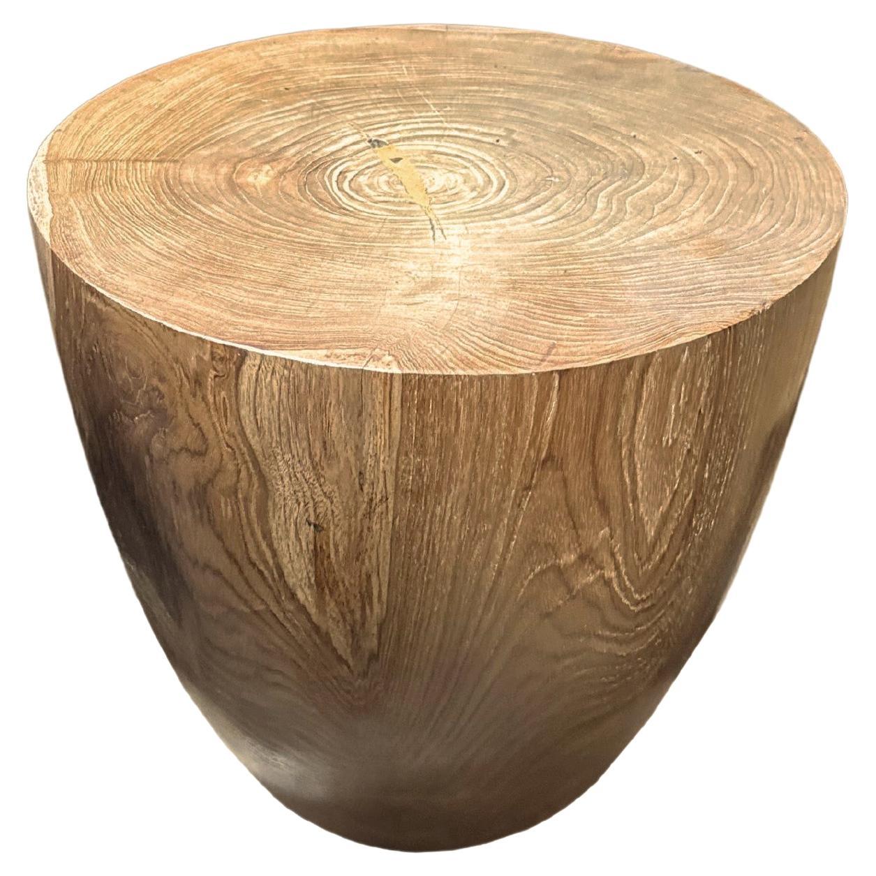 Table d'appoint sculpturale en bois de teck, avec de superbes textures de bois, organique moderne