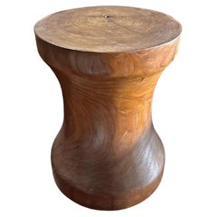 Table d'appoint sculpturale en bois de teck, avec de superbes textures de bois, organique moderne