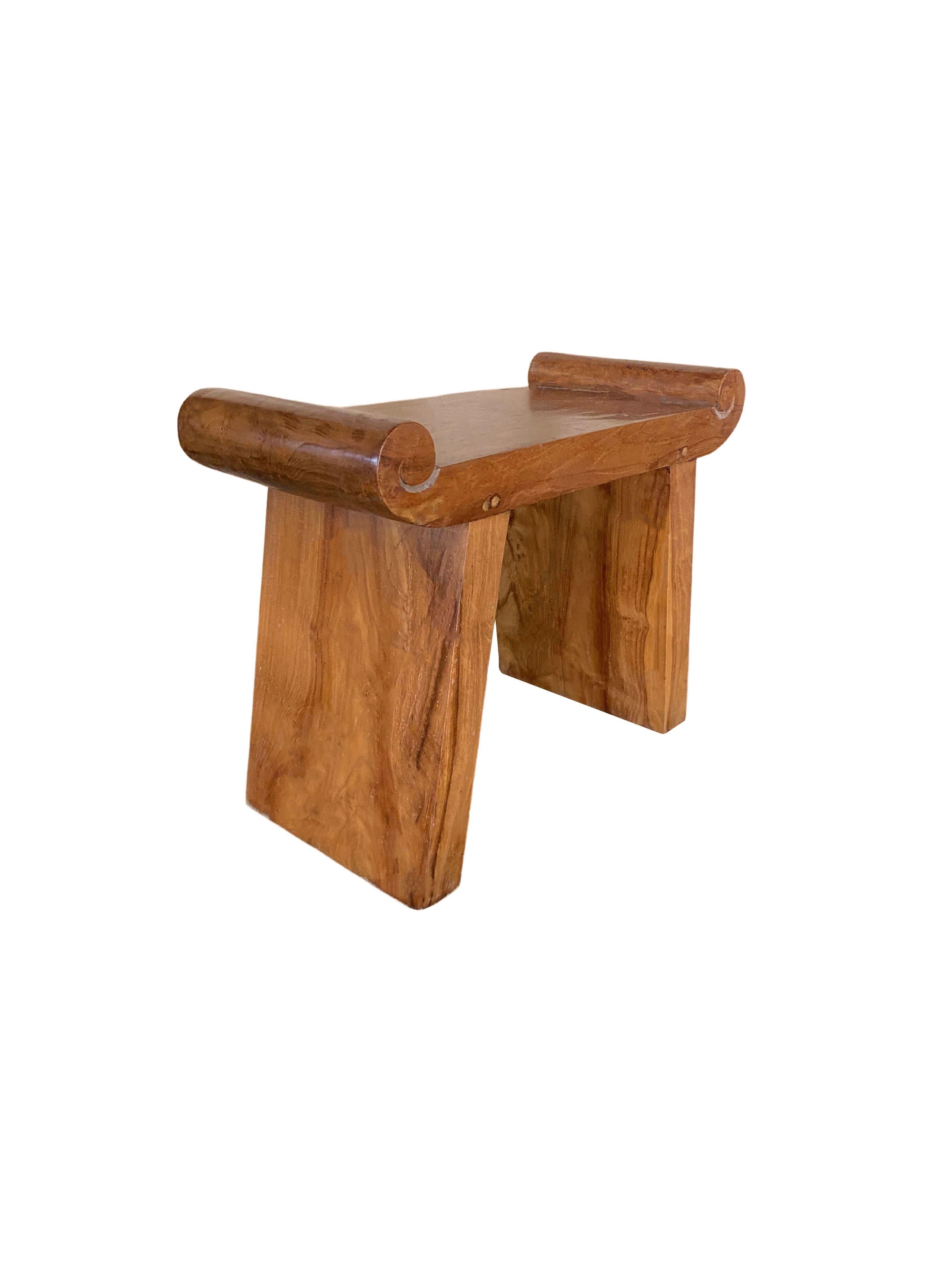 Taburete escultural de madera de teca, moderno y orgánico Indonesio en venta