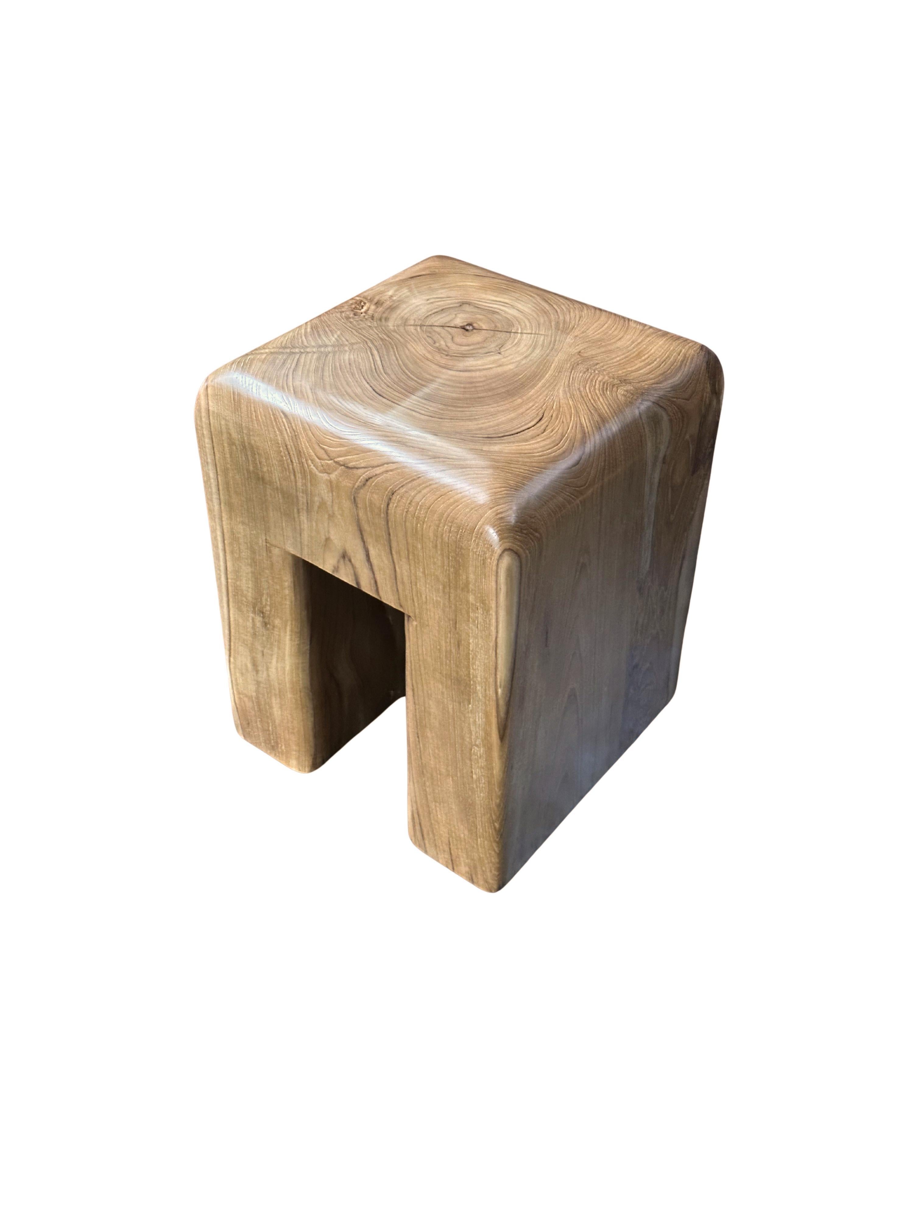 Organico moderno Sgabello scultoreo in legno di teak con texture sorprendenti, moderno e organico in vendita
