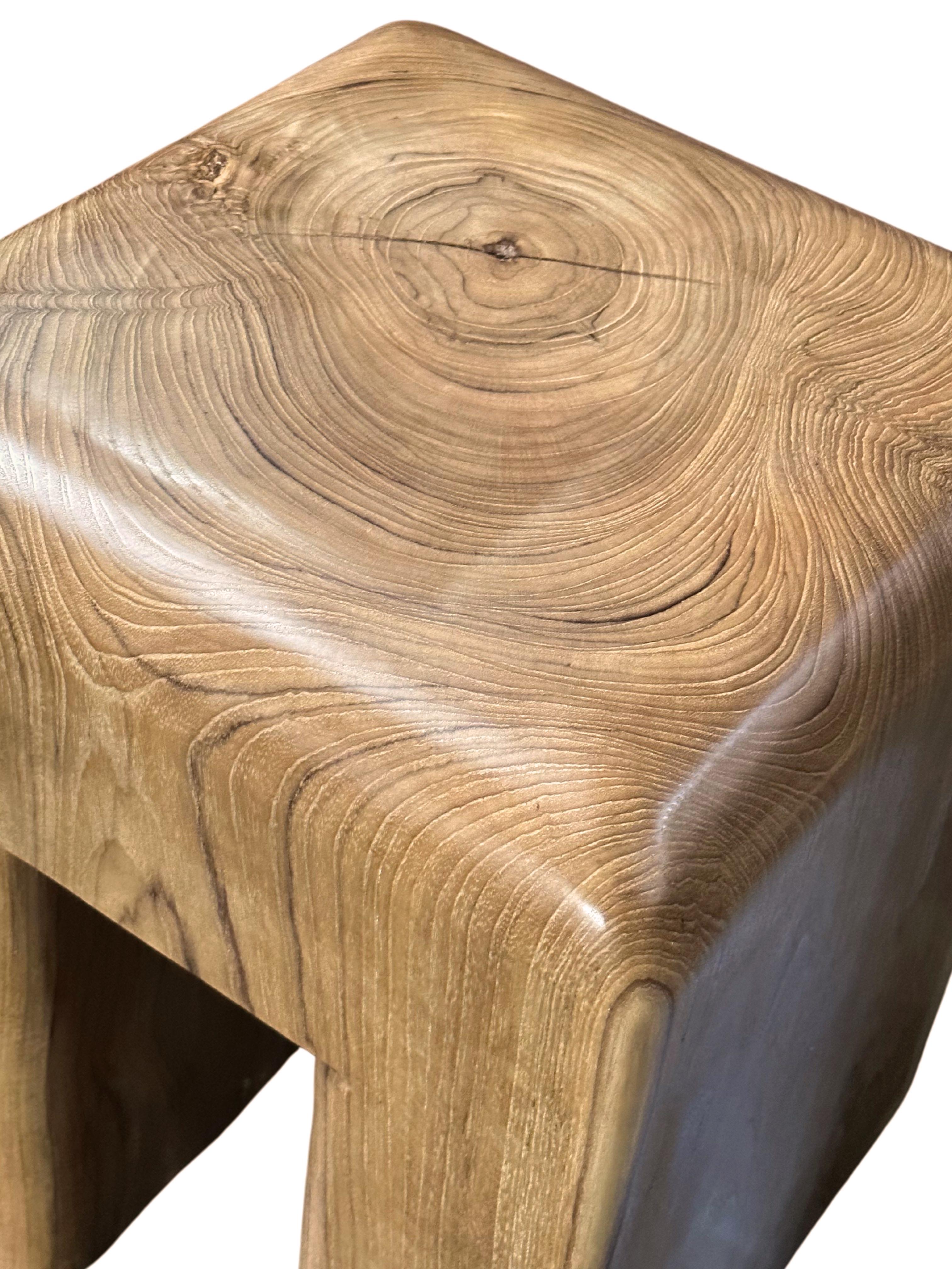 Indonesiano Sgabello scultoreo in legno di teak con texture sorprendenti, moderno e organico in vendita