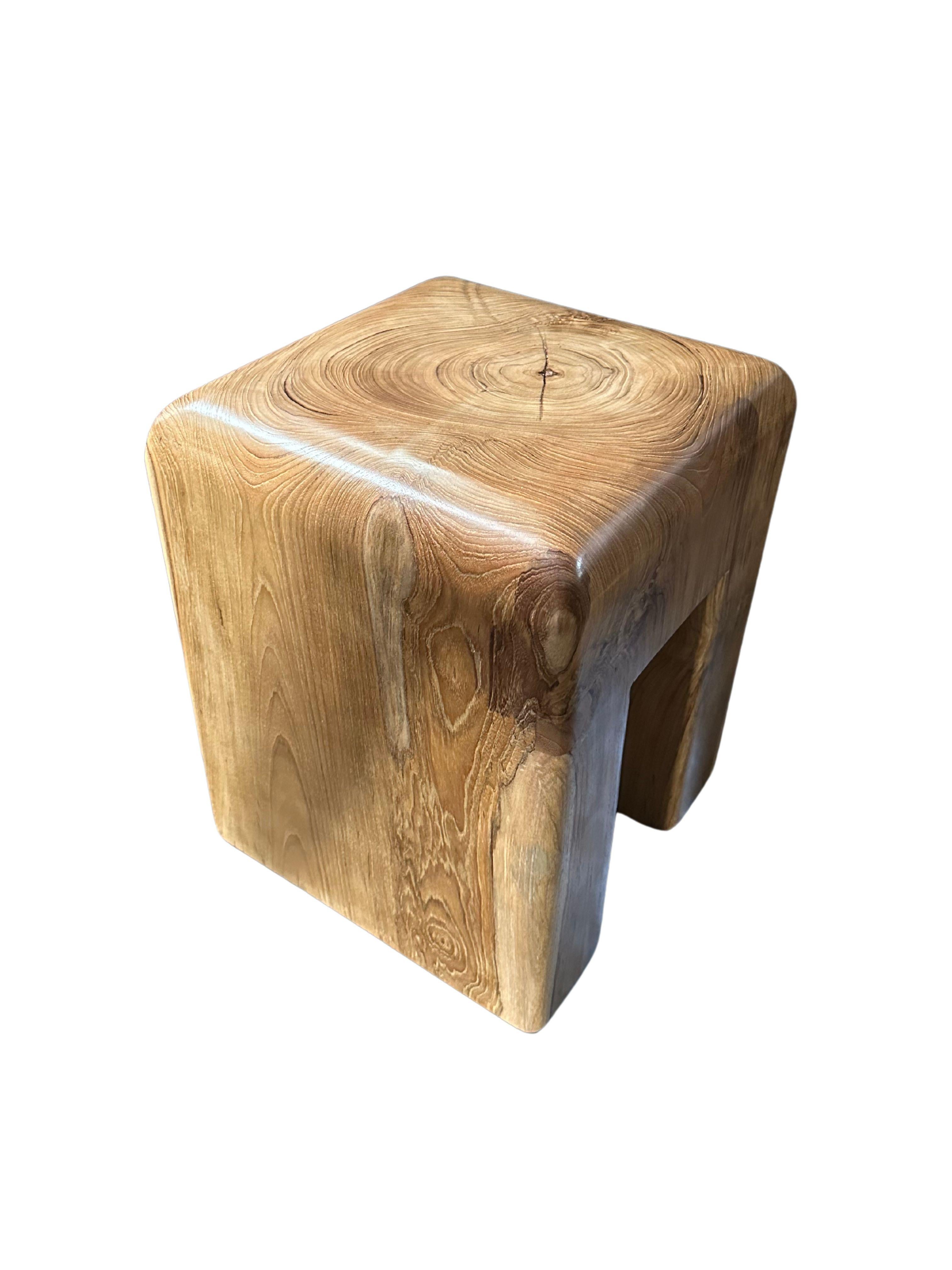 Intagliato a mano Sgabello scultoreo in legno di teak con texture sorprendenti, moderno e organico in vendita