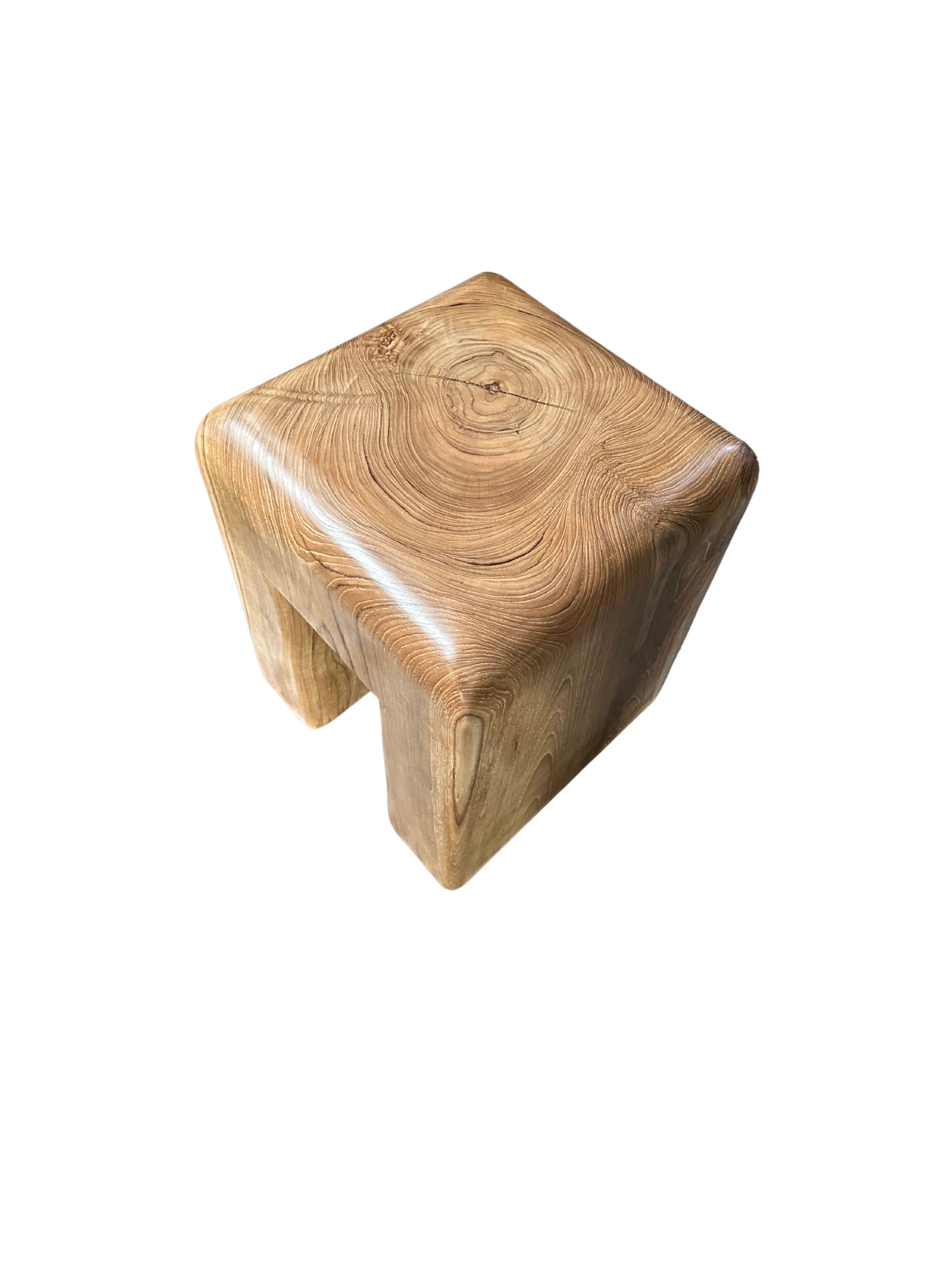 Sgabello scultoreo in legno di teak con texture sorprendenti, moderno e organico In condizioni buone in vendita a Jimbaran, Bali