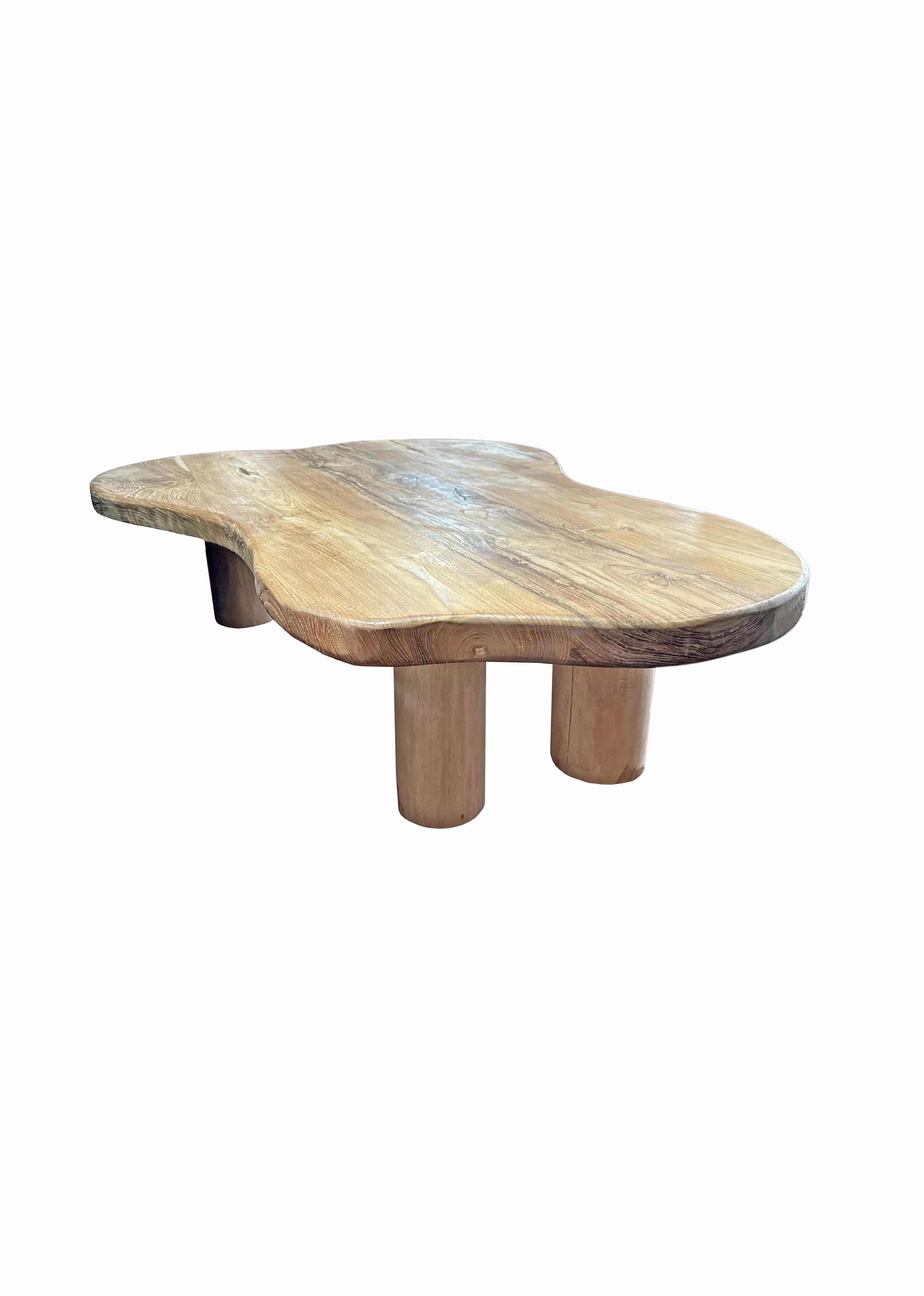 Questo tavolo da divano in legno di teak emana un'eleganza senza tempo grazie alla sua splendida texture in legno naturale. Le ricche e calde tonalità delle venature del teak scorrono senza soluzione di continuità sulla superficie, mostrando motivi