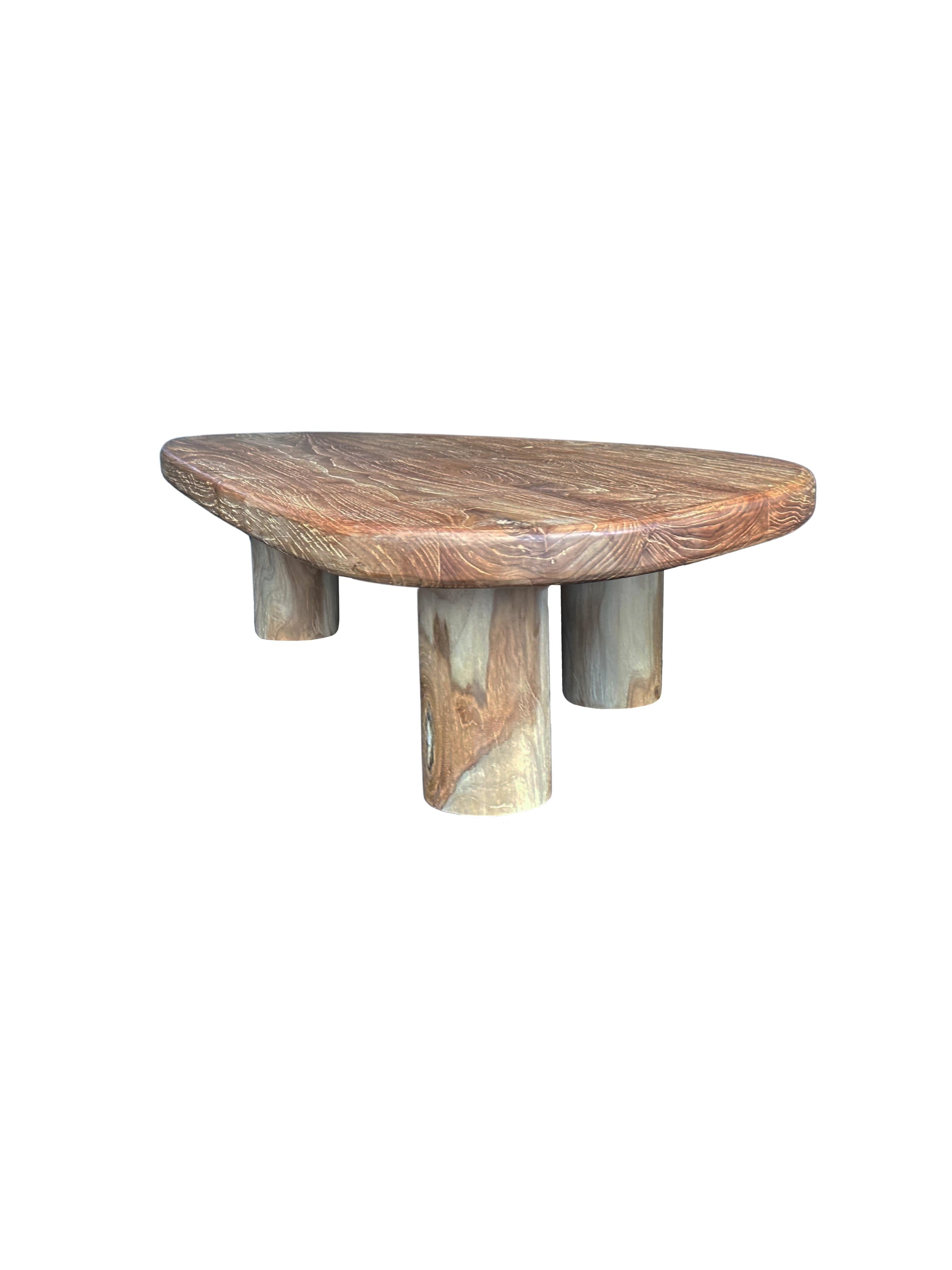 Organico moderno Tavolo scultoreo in legno di teak, moderno organico, texture del legno sorprendenti in vendita