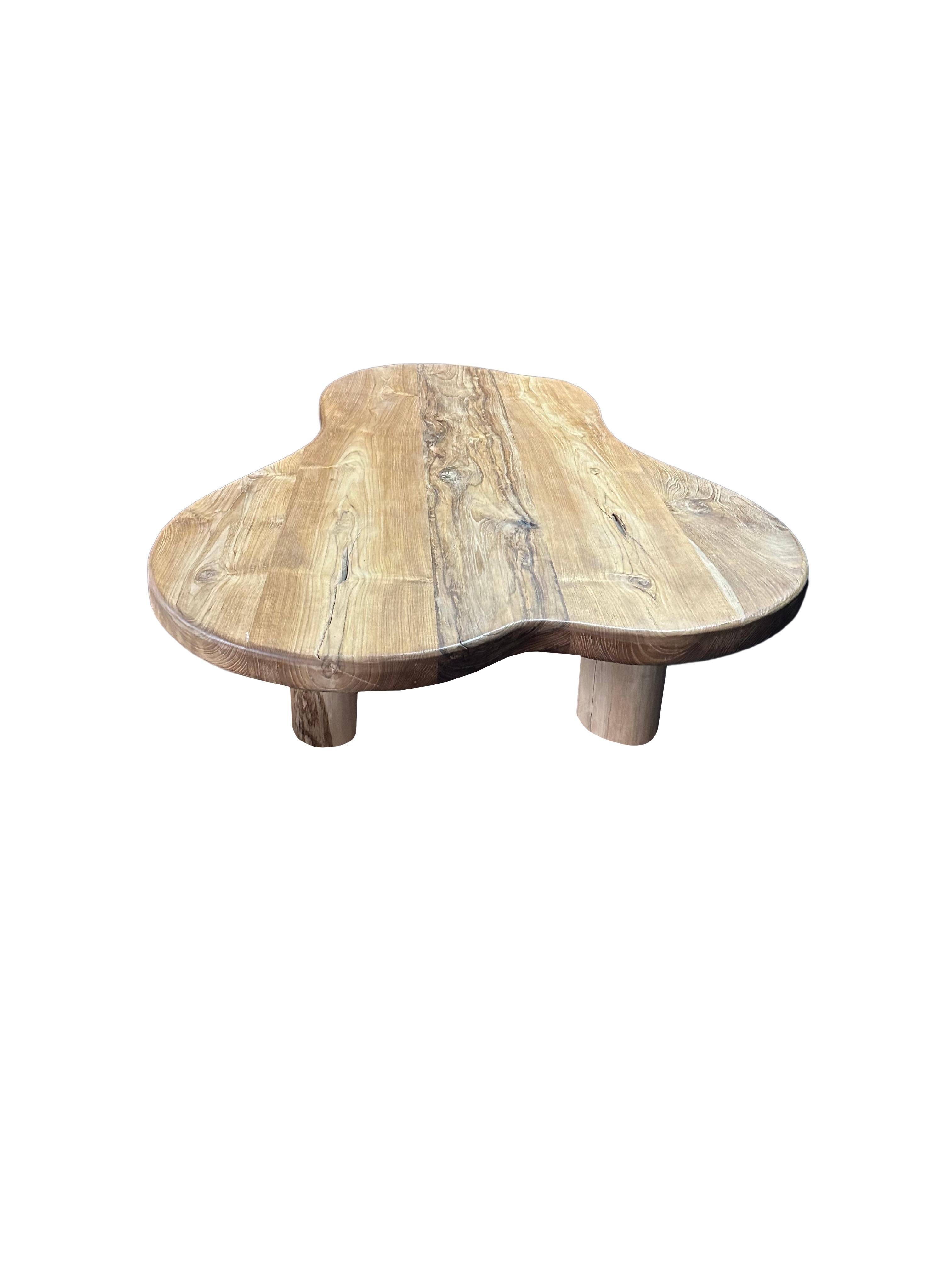 Organico moderno Tavolo scultoreo in legno di teak, moderno organico, texture del legno sorprendenti in vendita