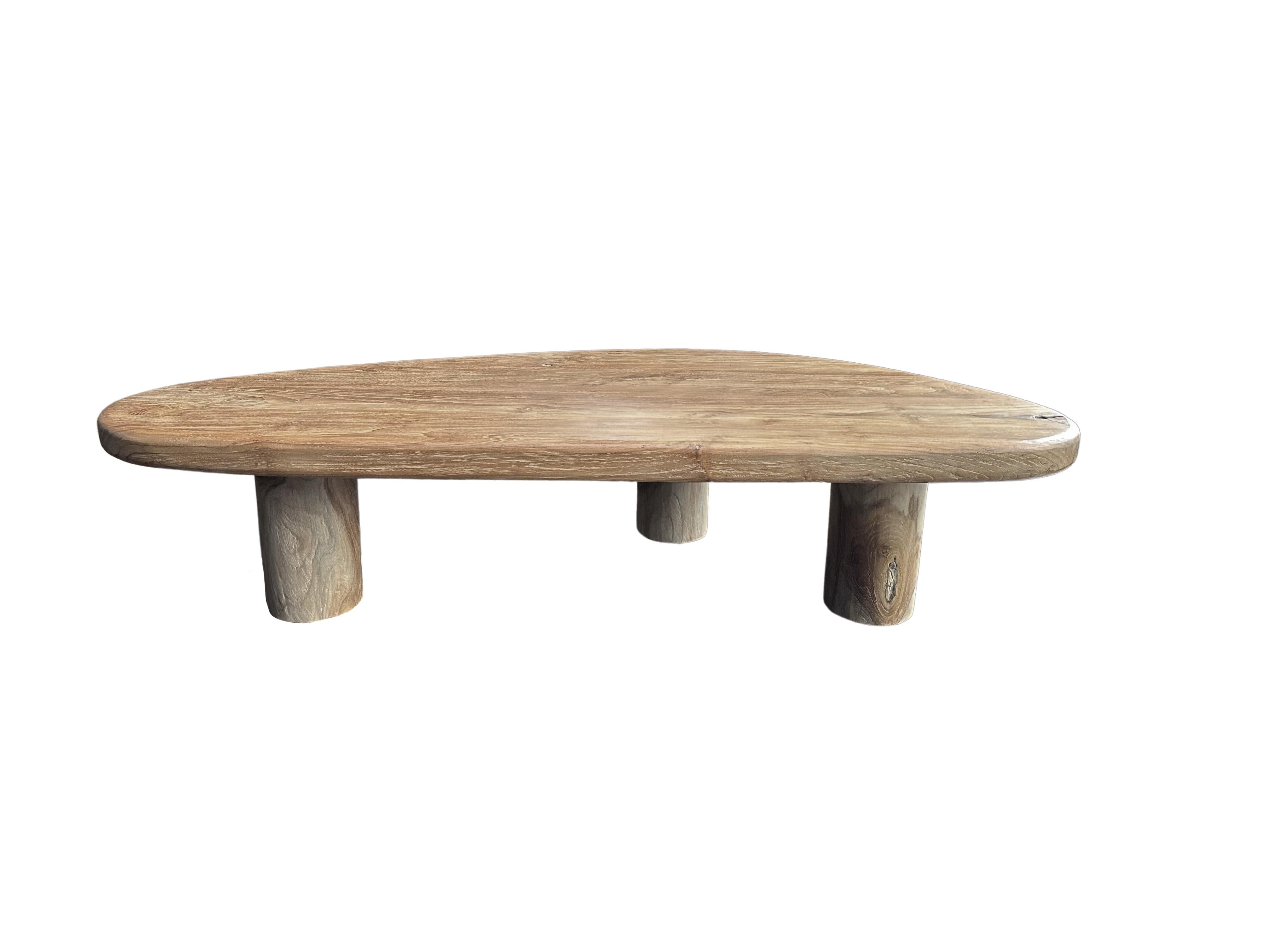Indonesiano Tavolo scultoreo in legno di teak, moderno organico, texture del legno sorprendenti in vendita
