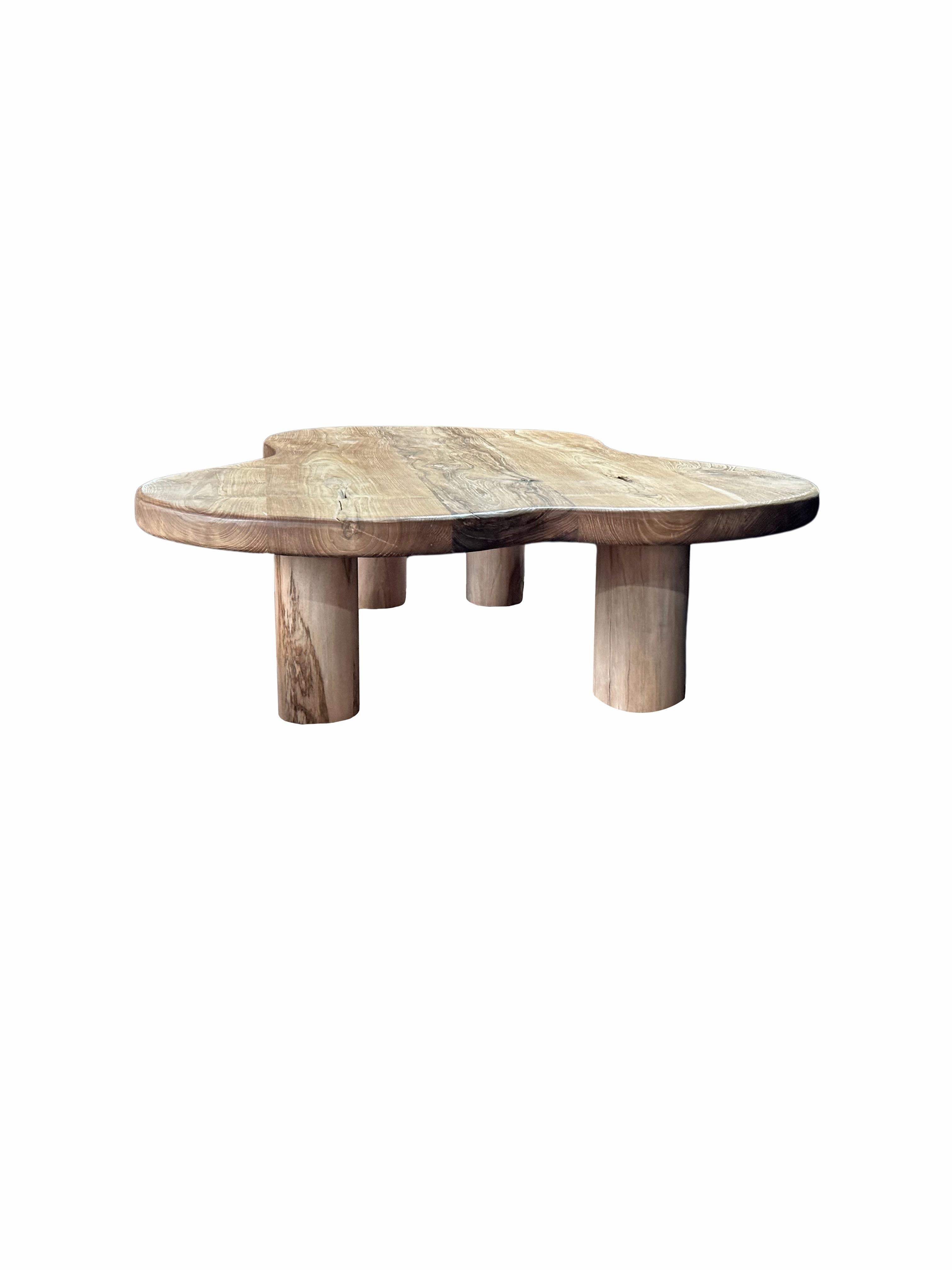 Indonesiano Tavolo scultoreo in legno di teak, moderno organico, texture del legno sorprendenti in vendita