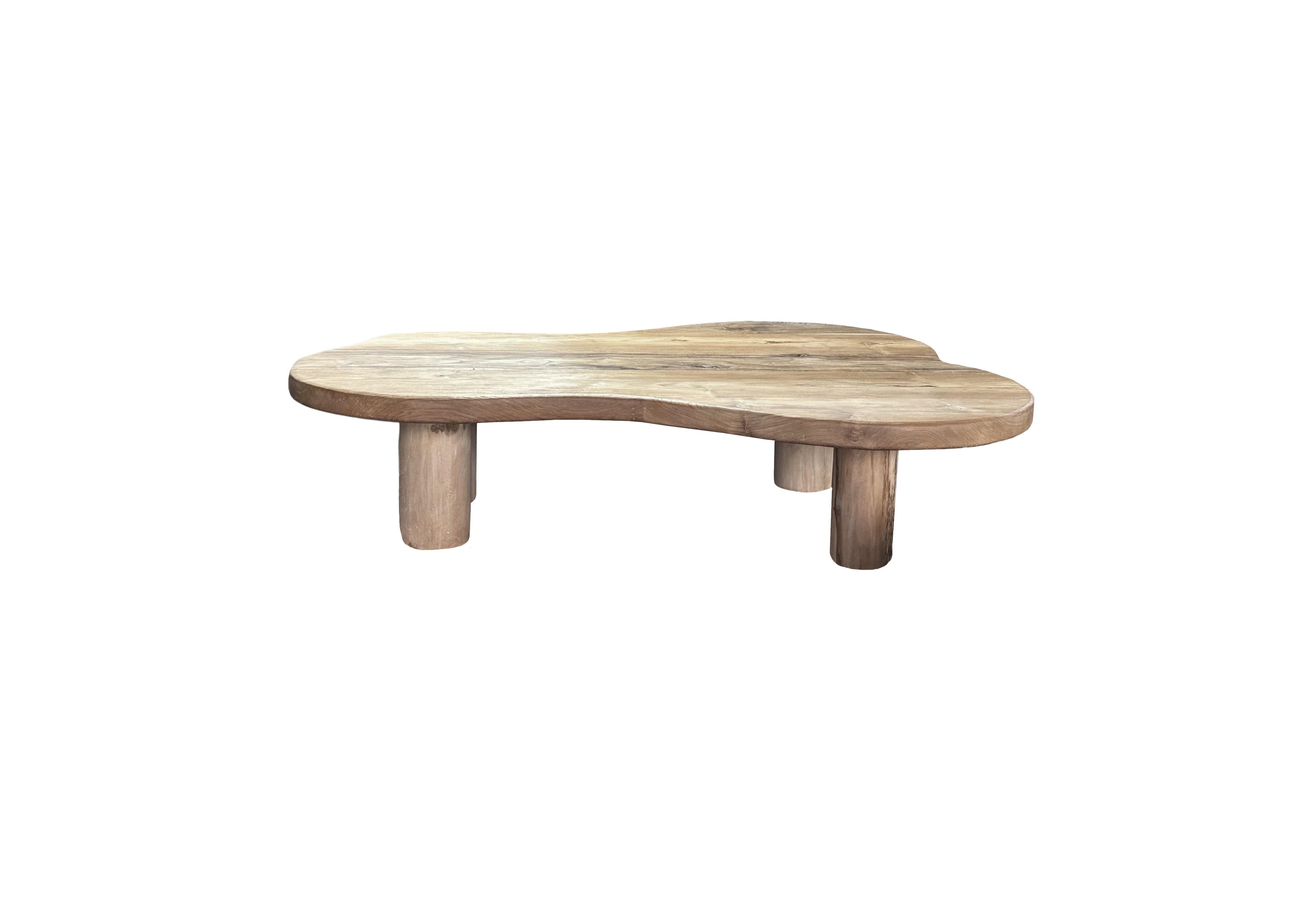 Fatto a mano Tavolo scultoreo in legno di teak, moderno organico, texture del legno sorprendenti in vendita
