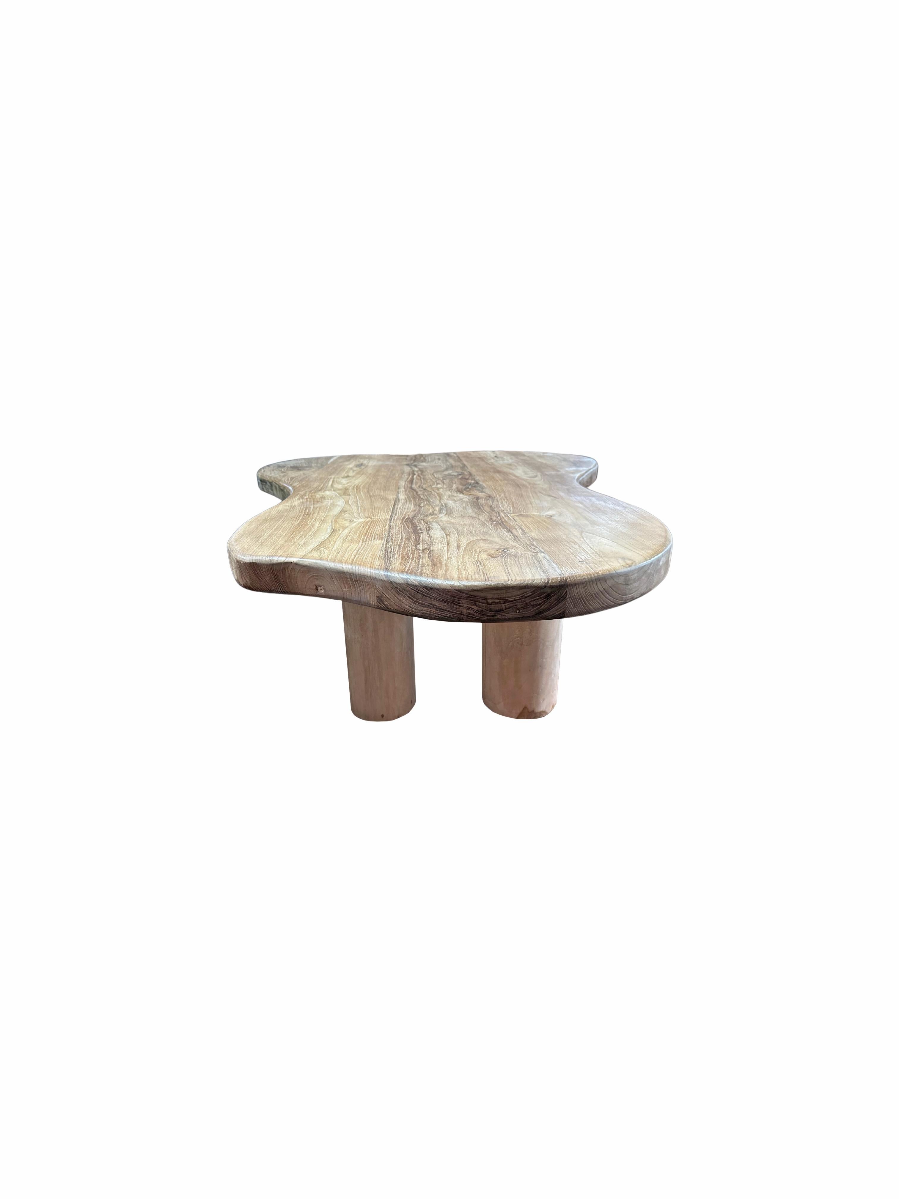 Legno Tavolo scultoreo in legno di teak, moderno organico, texture del legno sorprendenti in vendita