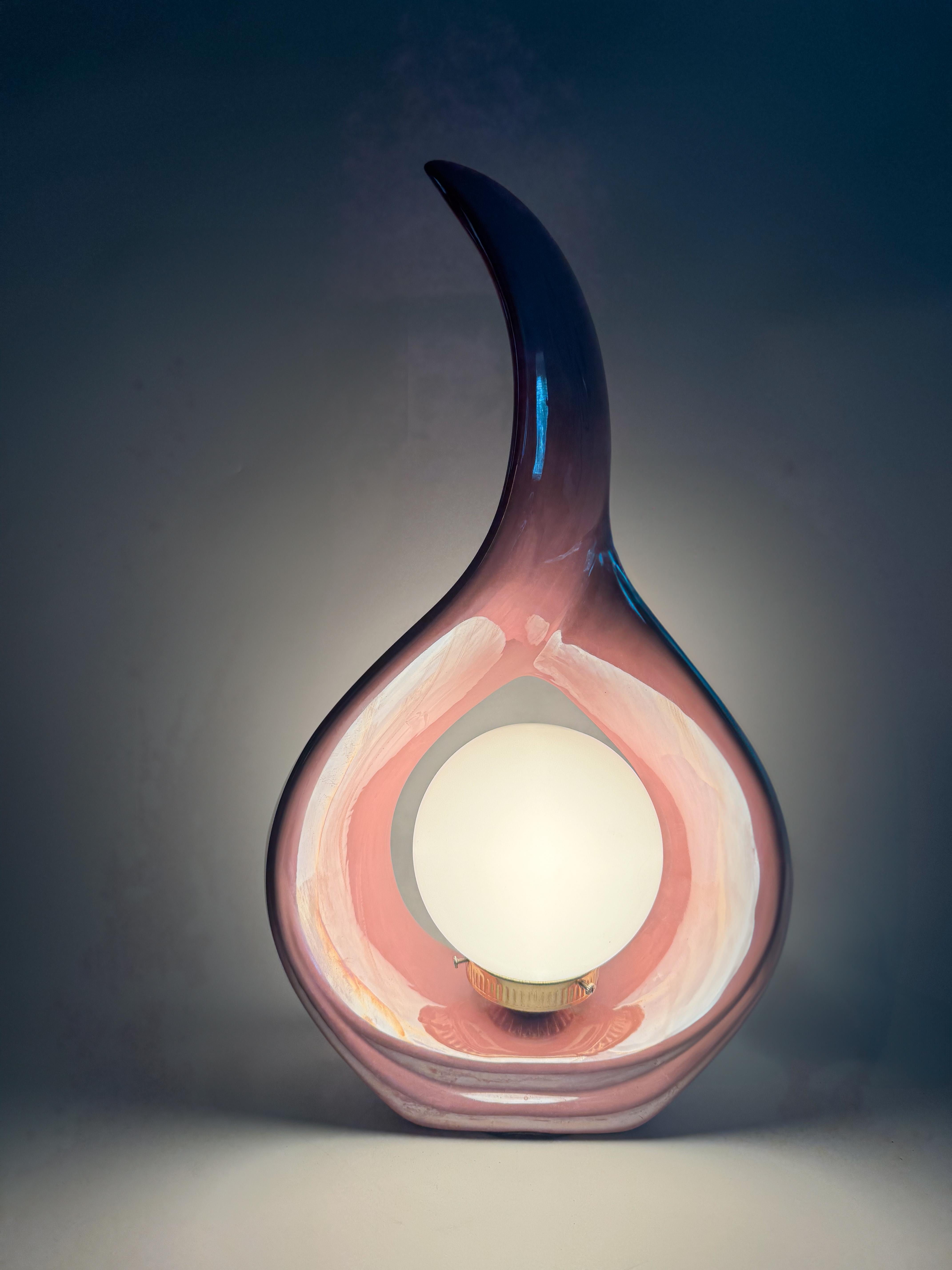 Lámpara de mesa lágrima escultórica - Rosa iridiscente - Cerámica Art Decó años 80 Regencia de Hollywood en venta