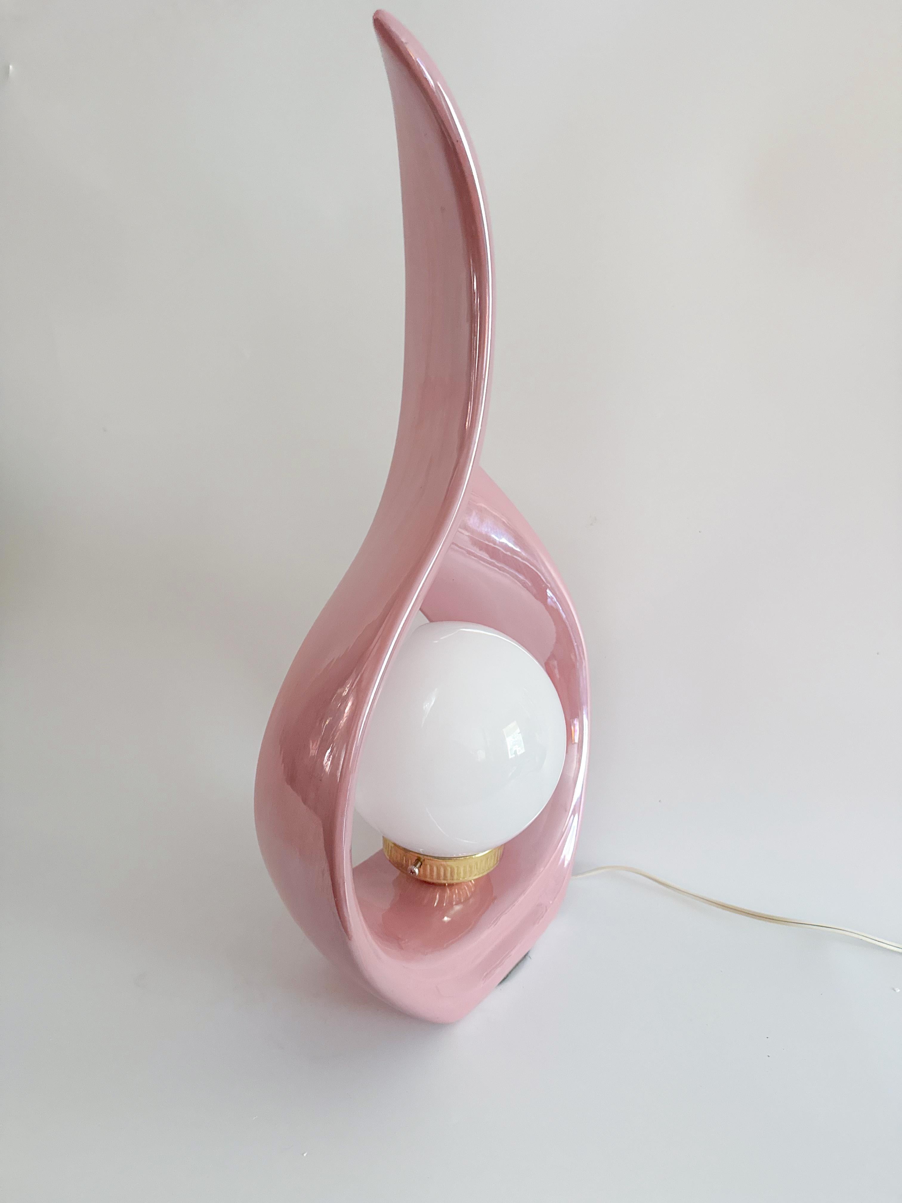 Lámpara de mesa lágrima escultórica - Rosa iridiscente - Cerámica Art Decó años 80 Canadiense en venta