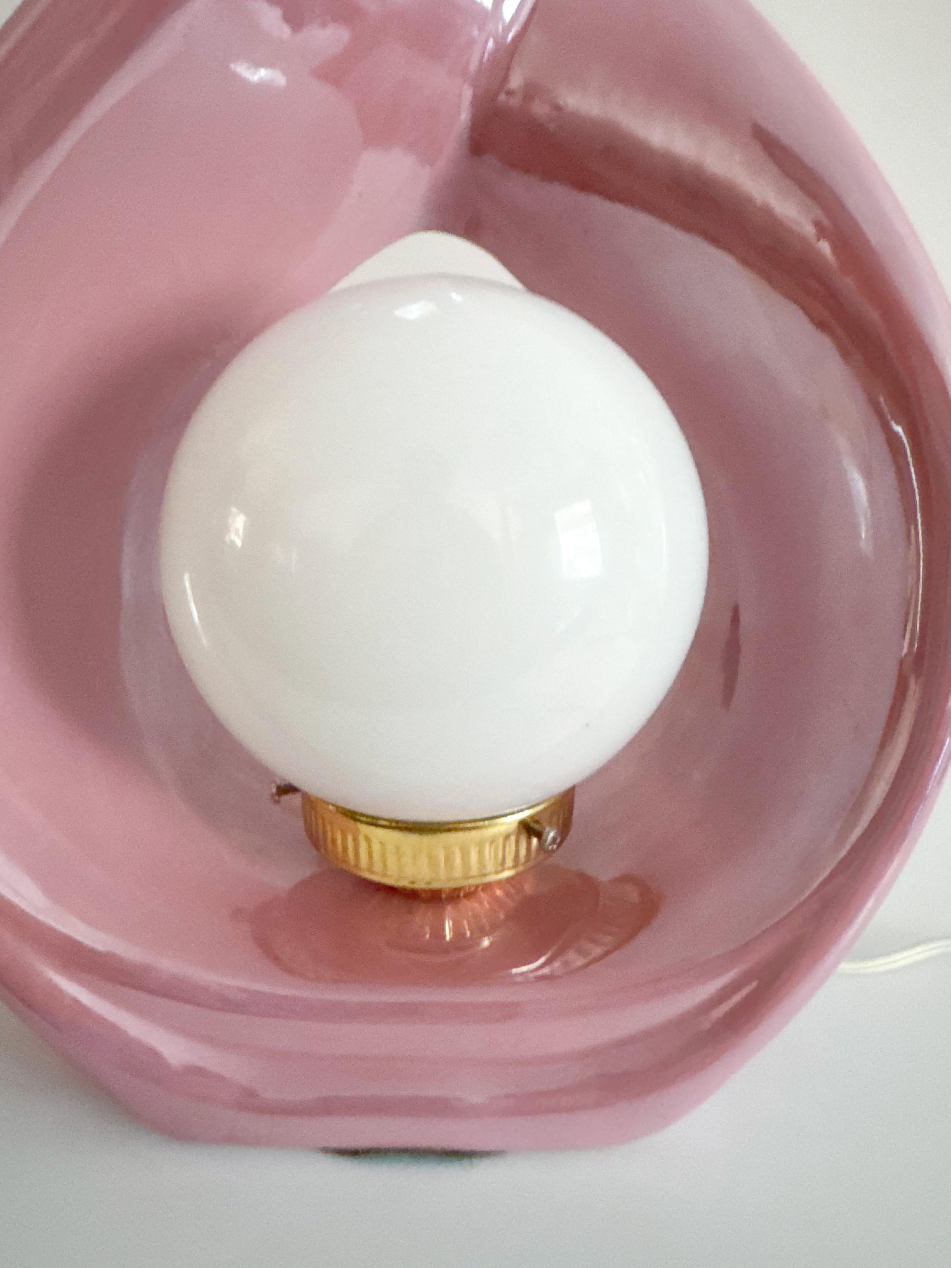 Lámpara de mesa lágrima escultórica - Rosa iridiscente - Cerámica Art Decó años 80 Glaseado en venta