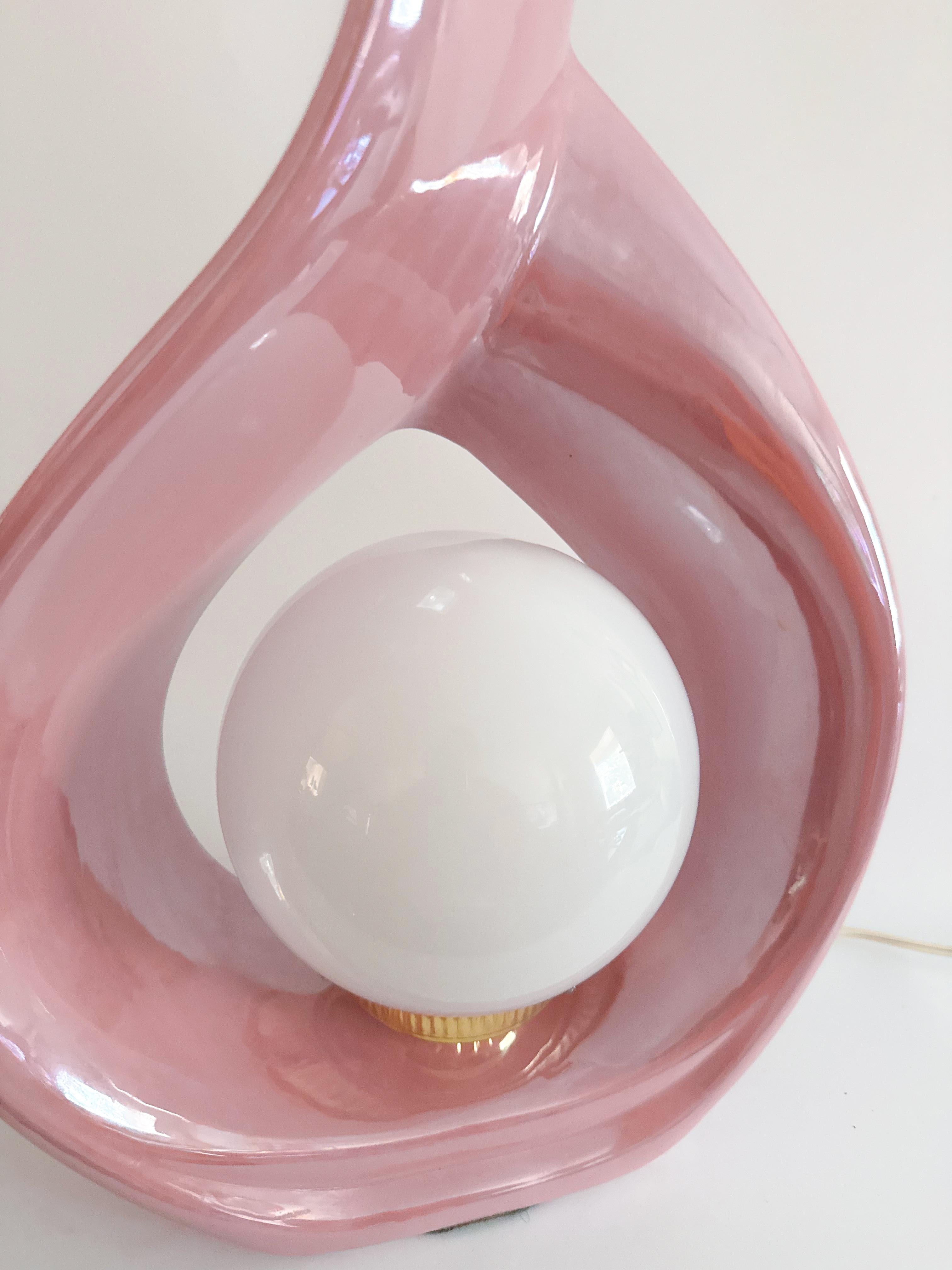 Lámpara de mesa lágrima escultórica - Rosa iridiscente - Cerámica Art Decó años 80 en Bueno estado para la venta en Toronto, CA