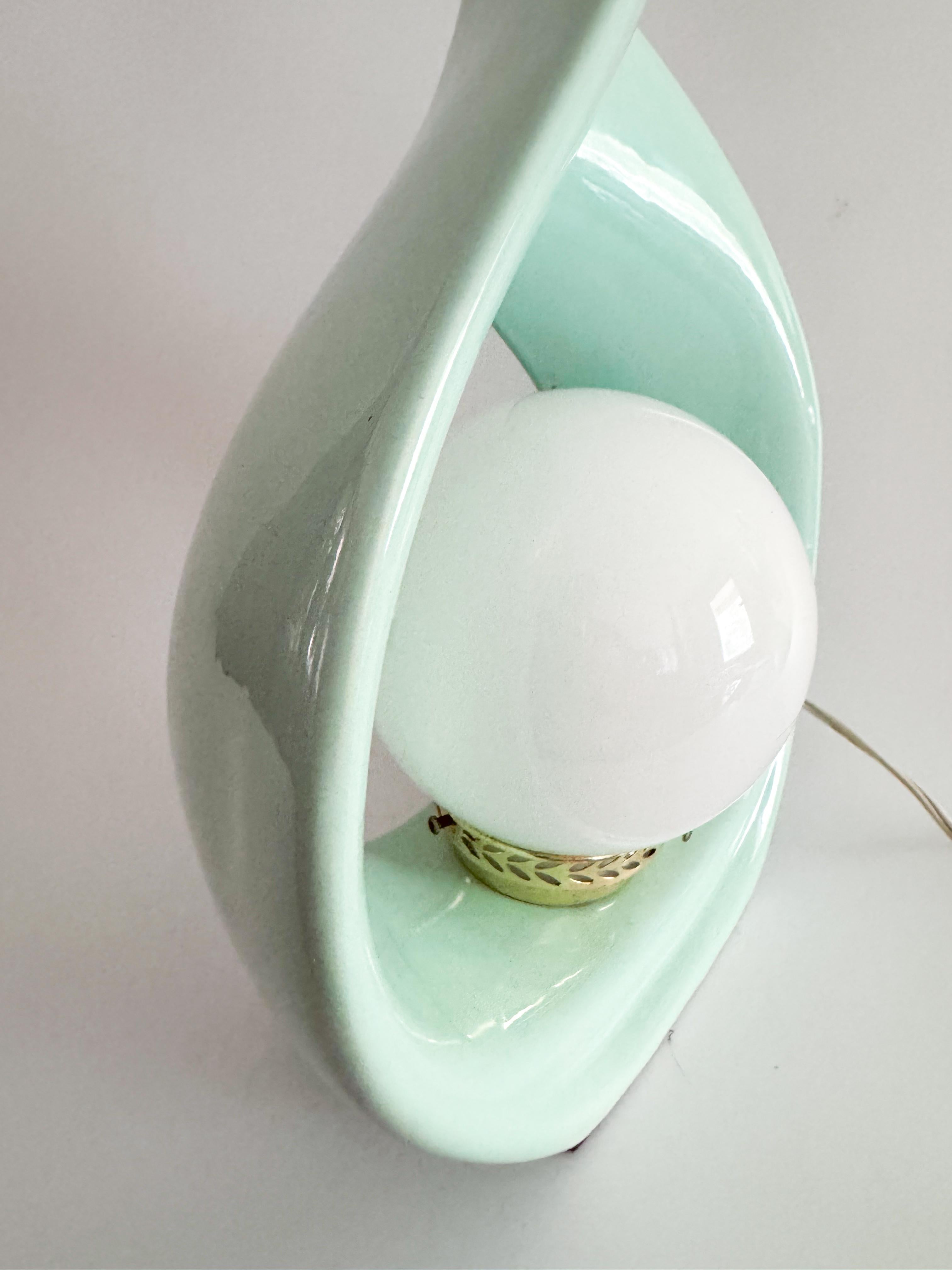 Vernissé Sculptural Teardrop Table Lamp - Mint Green - Rare 1980 Art Deco Lighting en vente