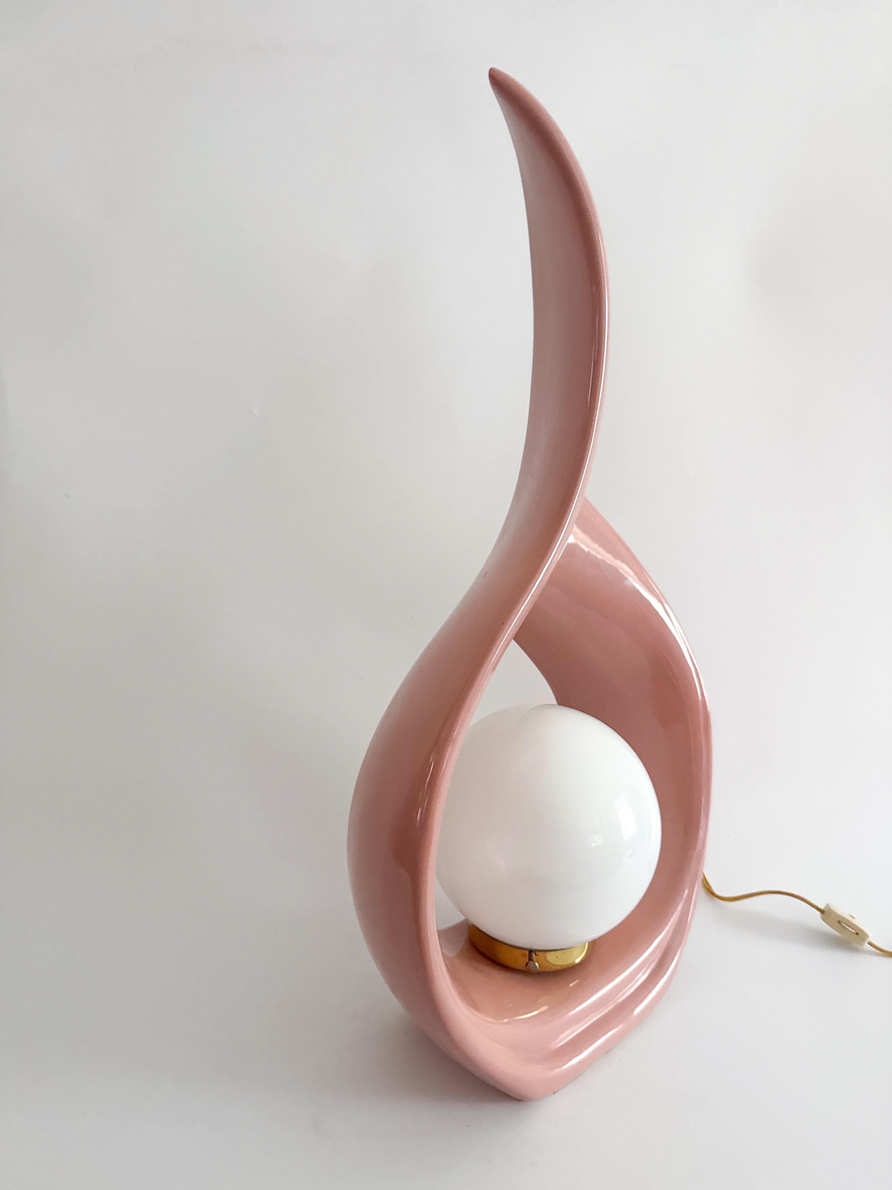 Skulpturale Teardrop-Tischlampe - Terrakotta Blush - Vintage 1980s Dekor (Art déco) im Angebot