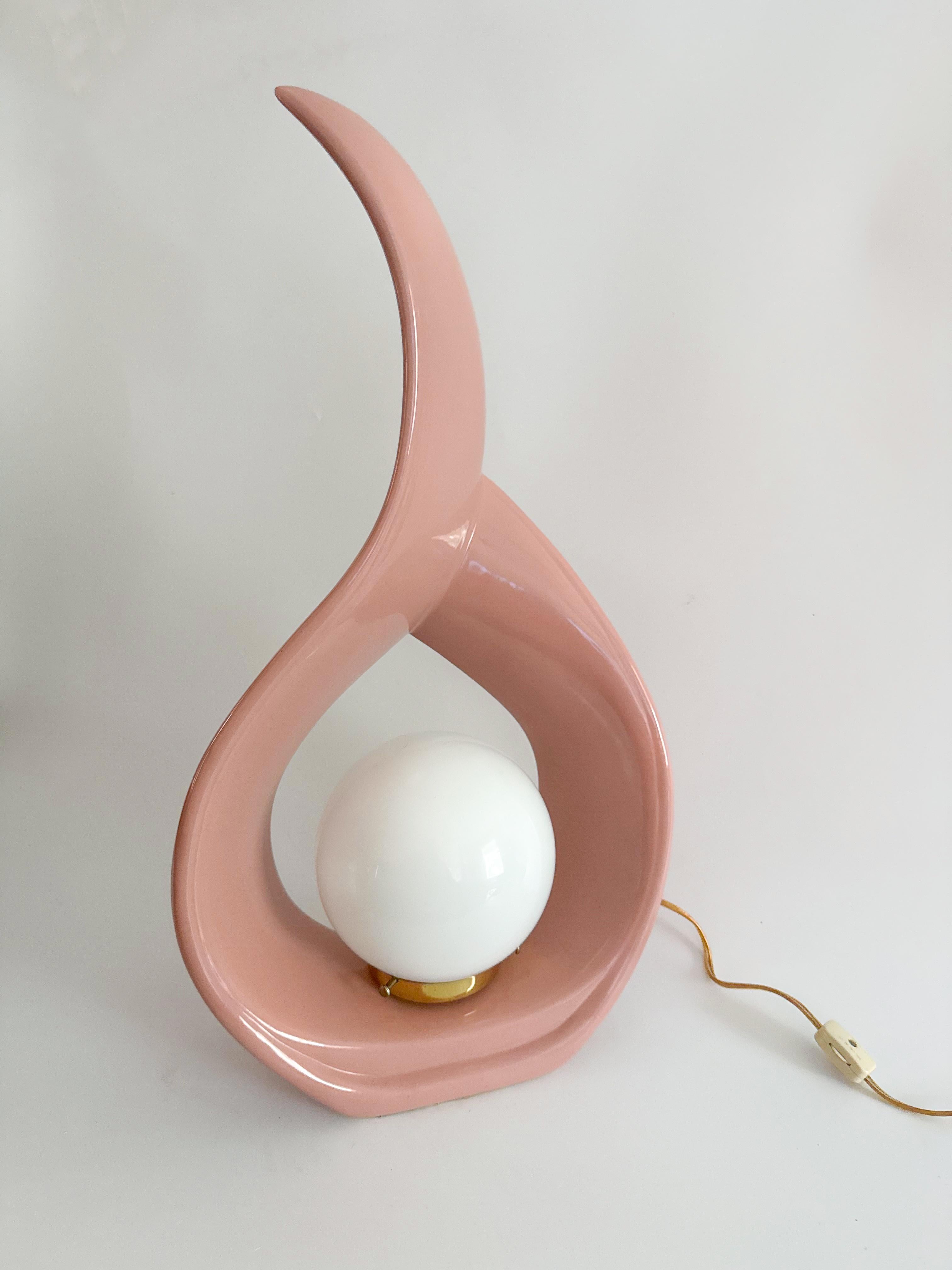 Skulpturale Teardrop-Tischlampe - Terrakotta Blush - Vintage 1980s Dekor (Glasiert) im Angebot
