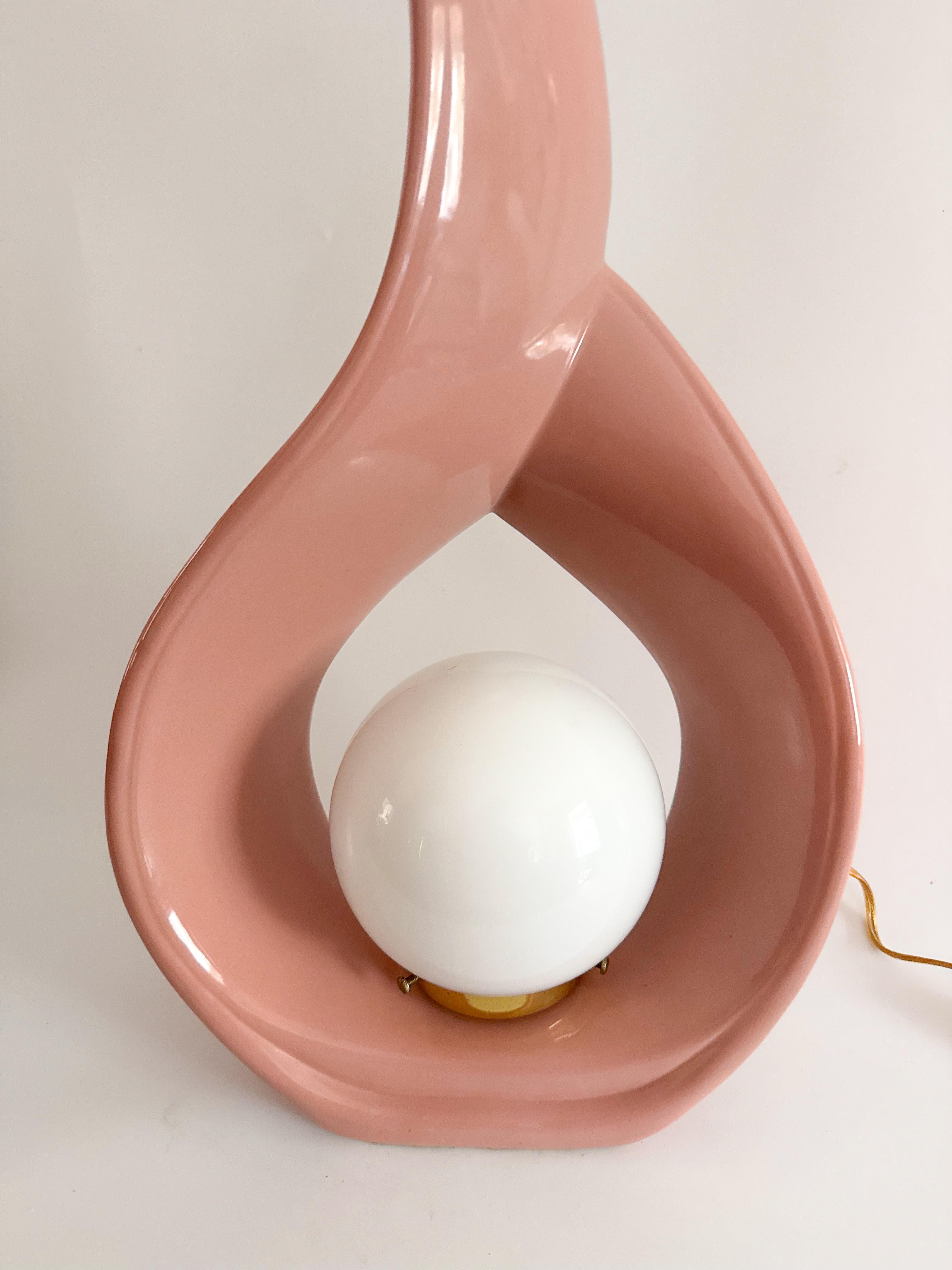 Skulpturale Teardrop-Tischlampe - Terrakotta Blush - Vintage 1980s Dekor im Zustand „Gut“ im Angebot in Toronto, CA