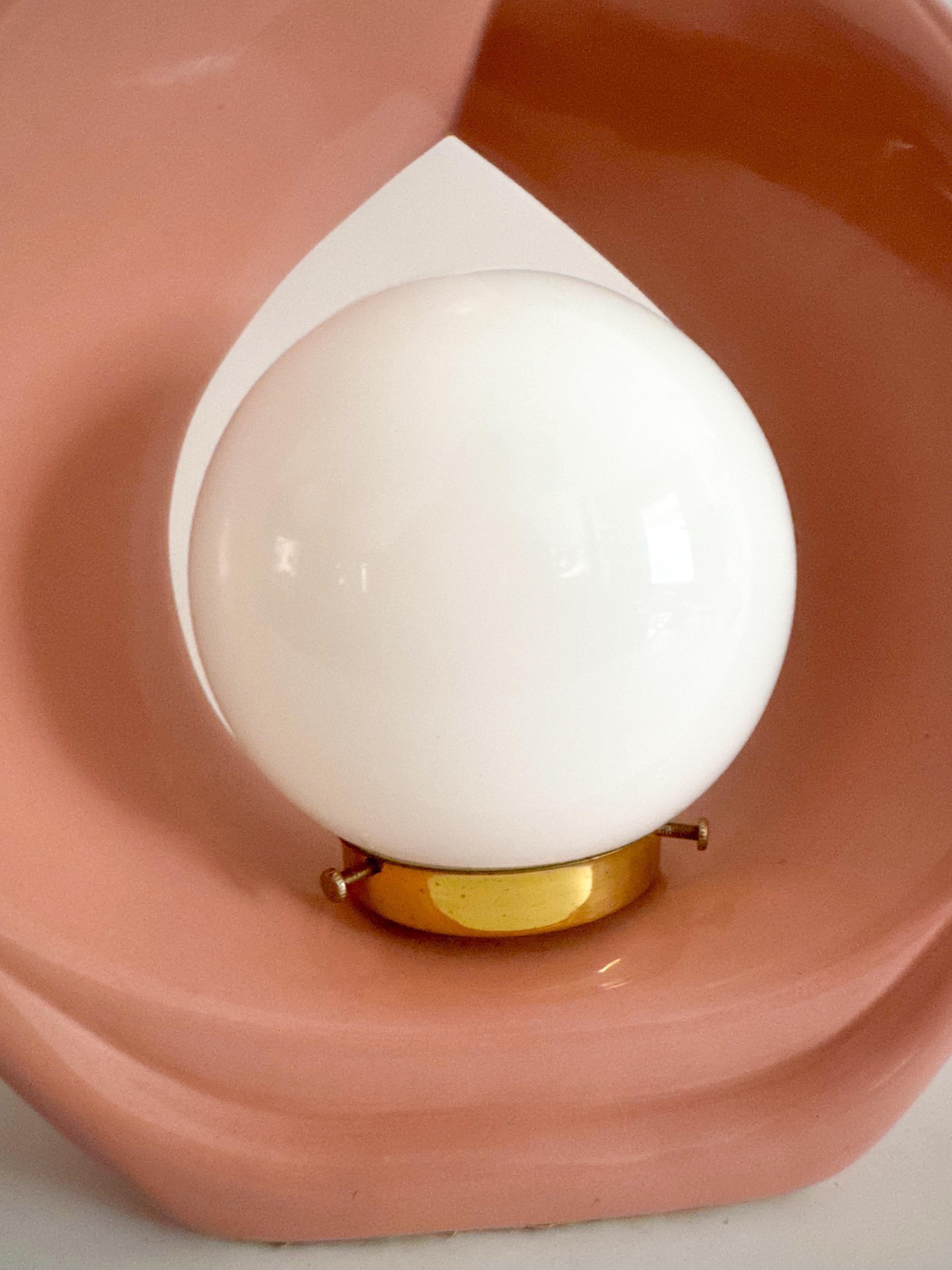 Skulpturale Teardrop-Tischlampe - Terrakotta Blush - Vintage 1980s Dekor (Ende des 20. Jahrhunderts) im Angebot