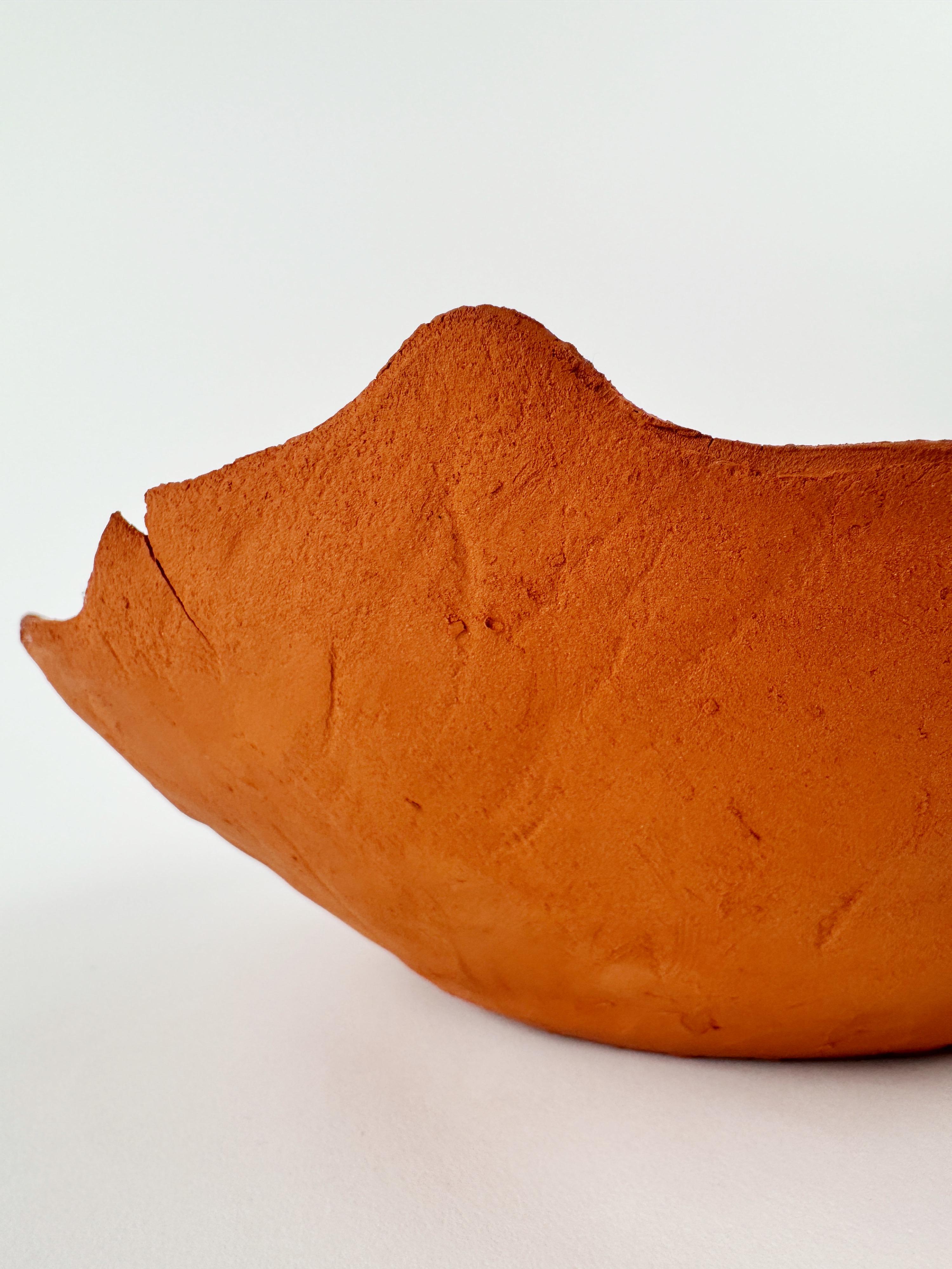 Cuenco escultórico de cerámica de terracota, certificado digitalmente, objeto sostenible en Nuevo estado para la venta en Joniskio rajonas, LT