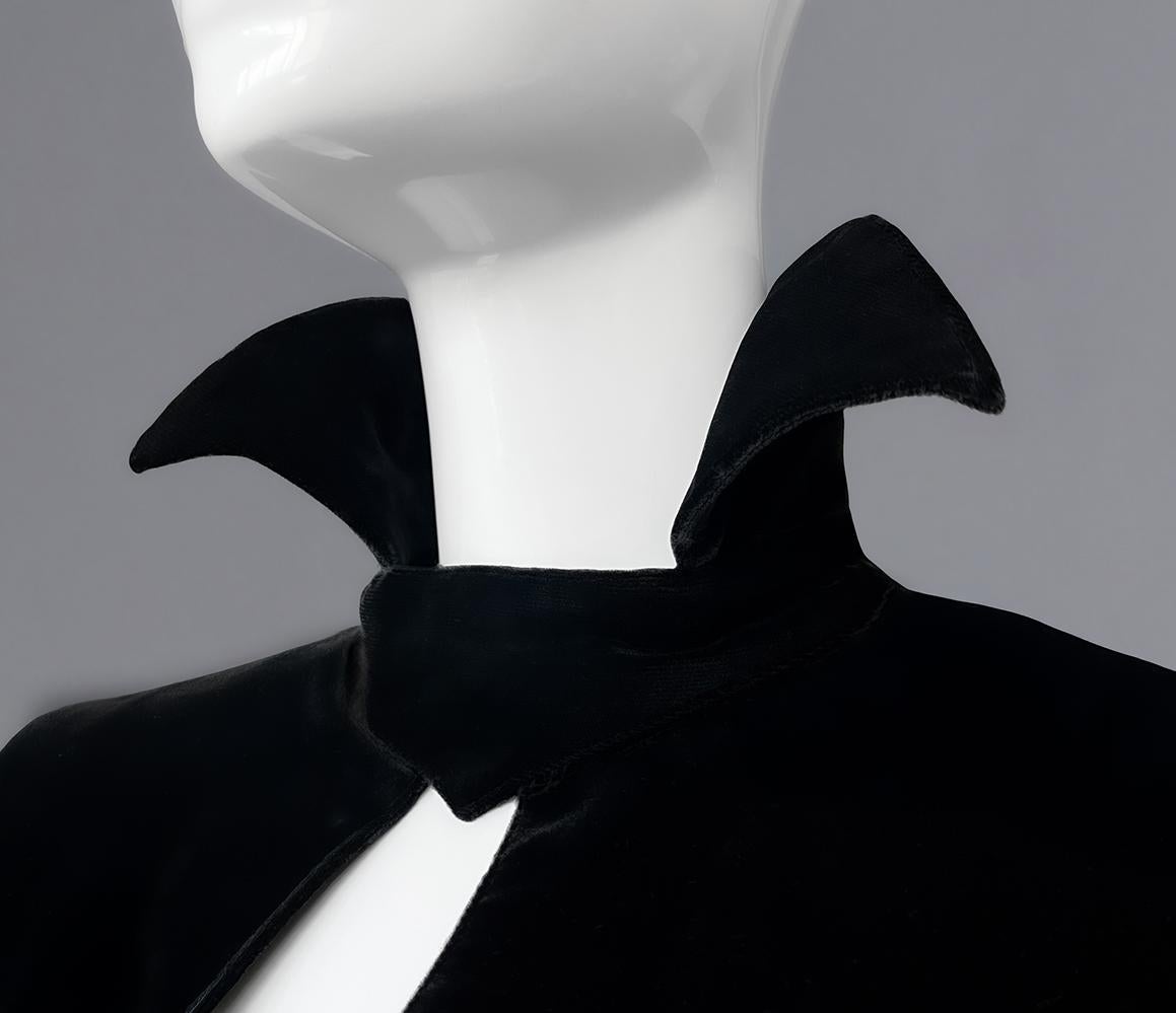 Robe de soirée sculpturale Thierry Mugler FW 1986 Robe en velours noir Bon état - En vente à Berlin, BE