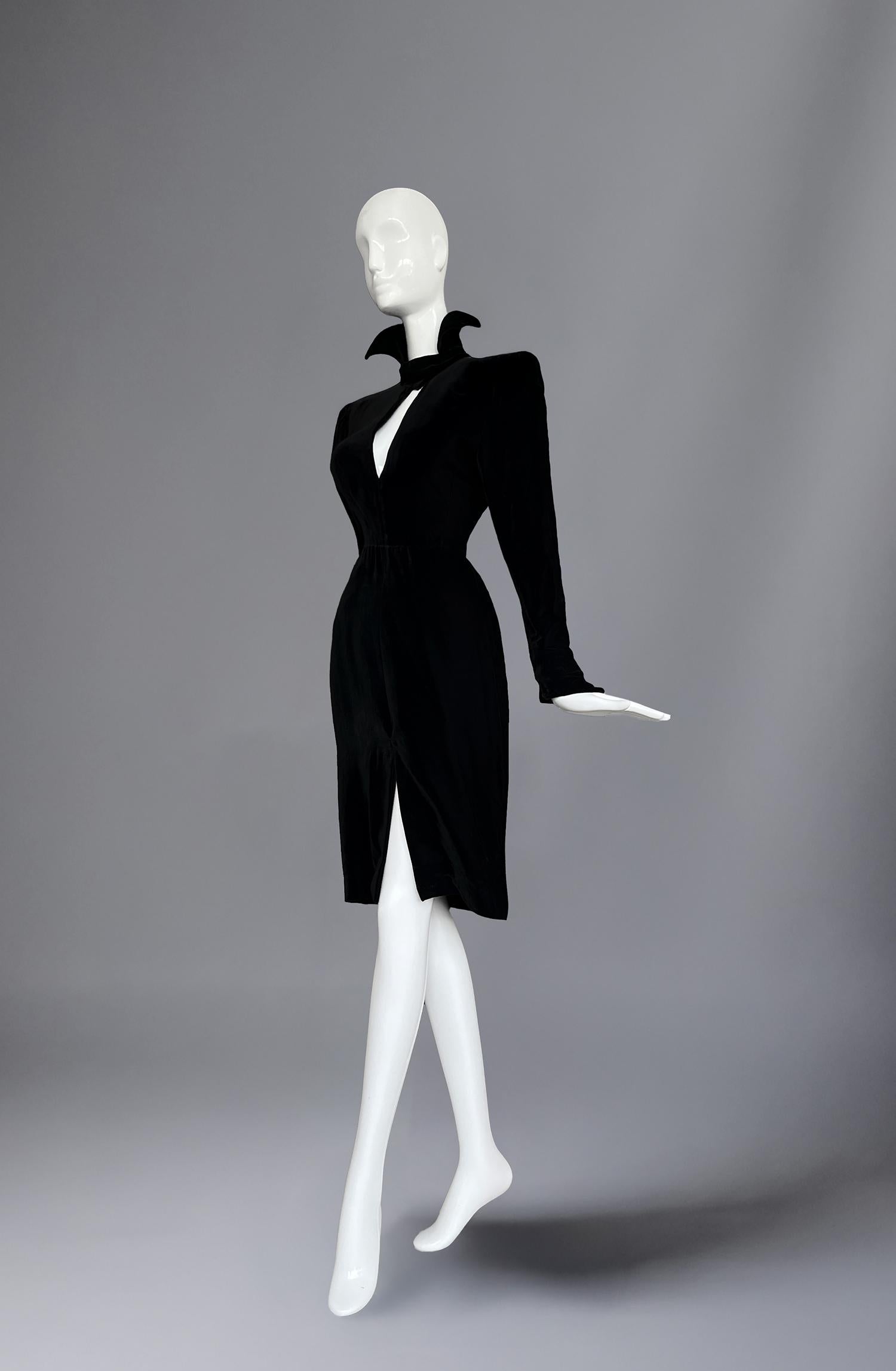Robe de soirée sculpturale Thierry Mugler FW 1986 Robe en velours noir en vente 1