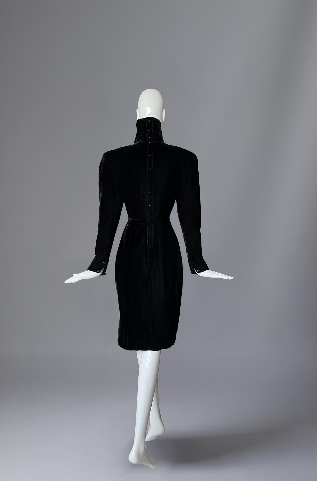 Robe de soirée sculpturale Thierry Mugler FW 1986 Robe en velours noir en vente 2