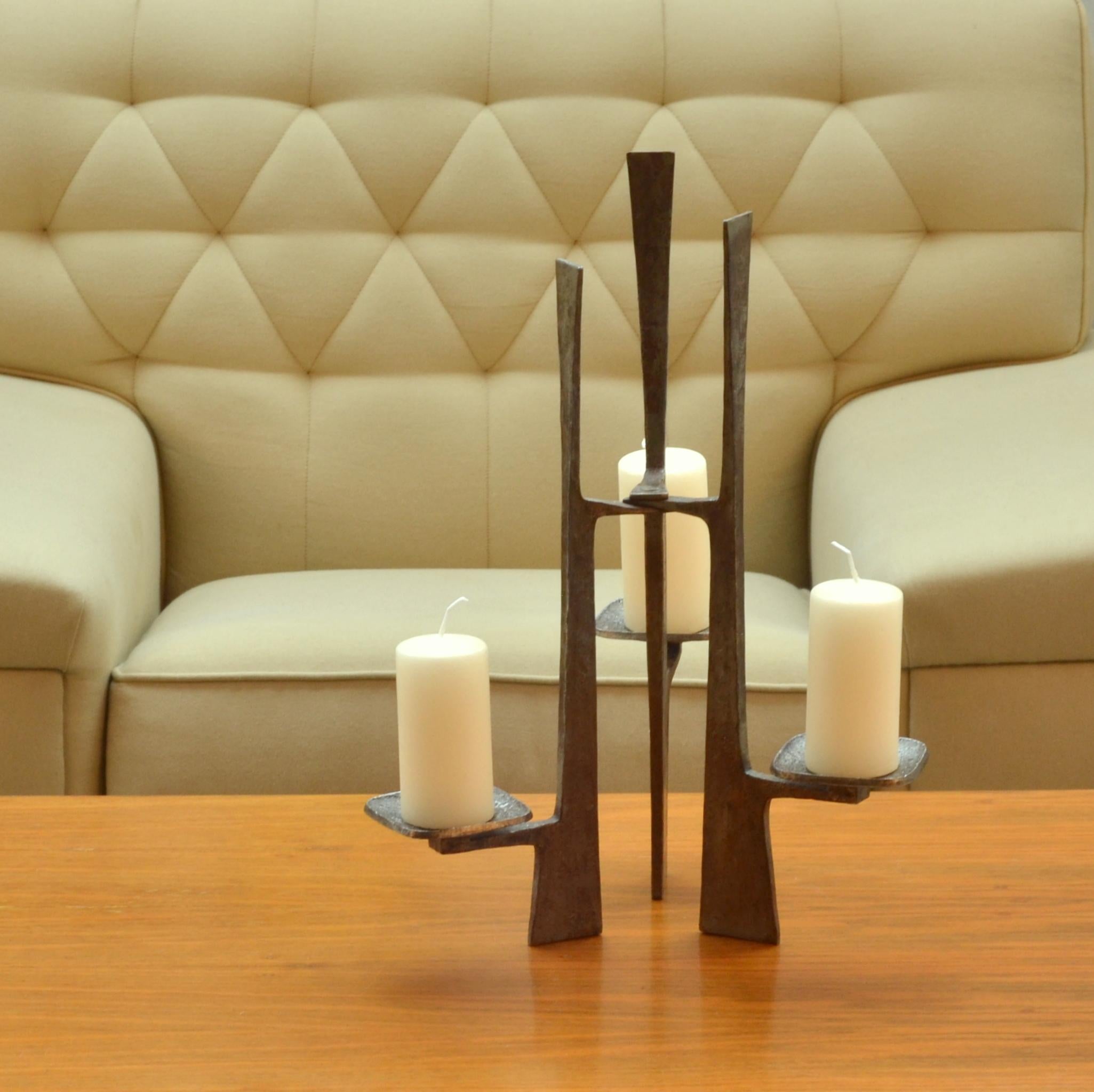 Mid-Century Modern Candélabre sculptural à trois bras en acier forgé en vente