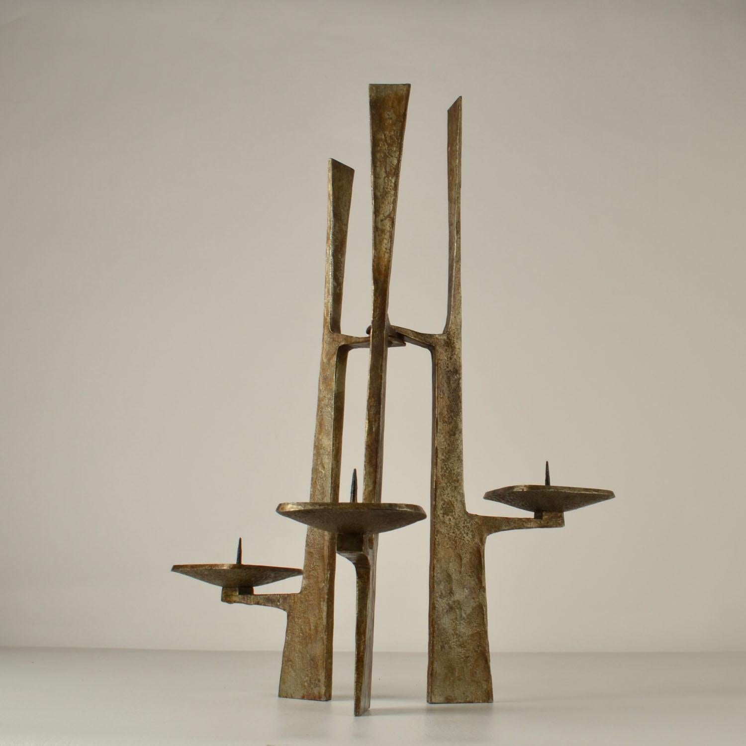 Candélabre sculptural à trois bras en acier forgé Excellent état - En vente à London, GB