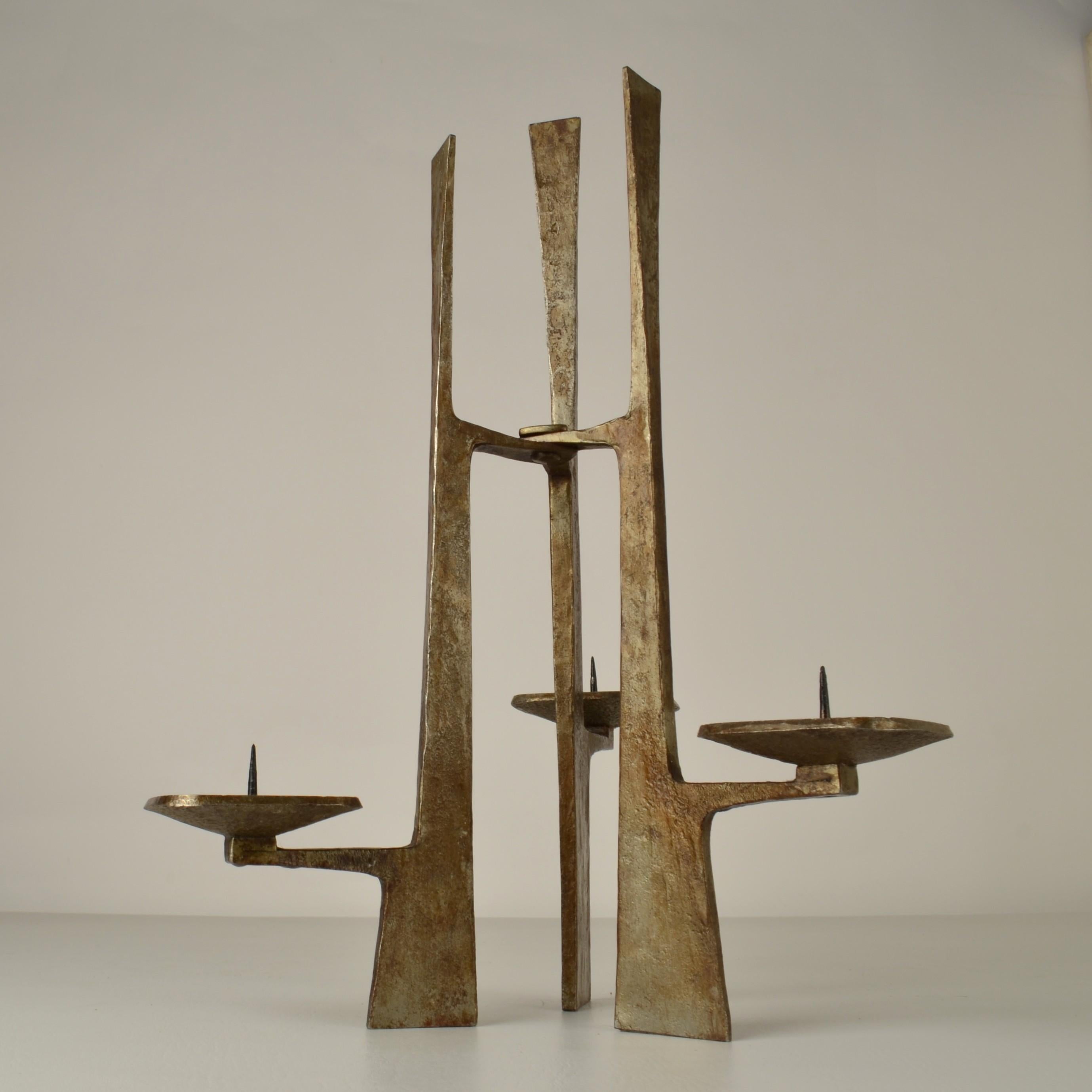 Milieu du XXe siècle Candélabre sculptural à trois bras en acier forgé en vente