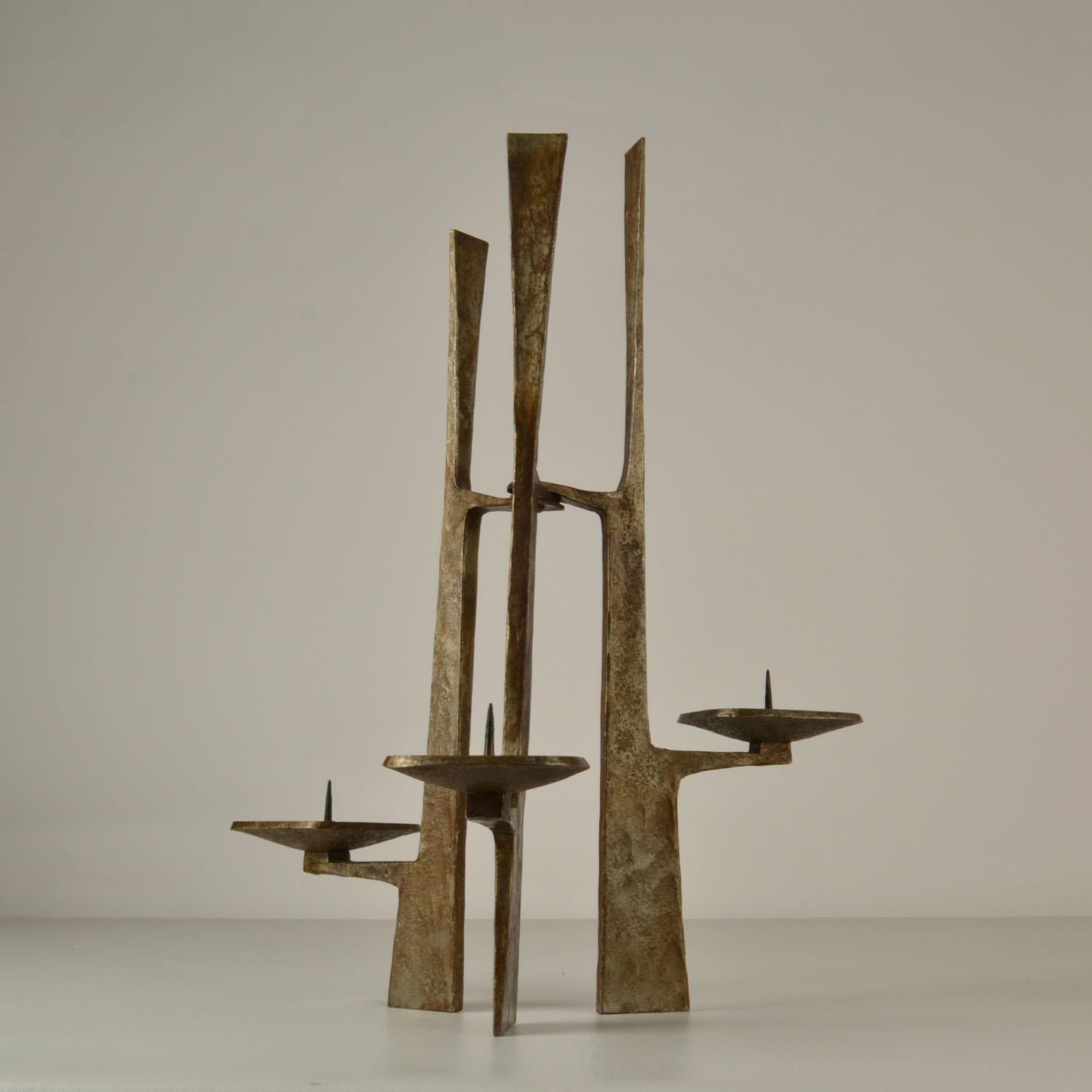 Acier Candélabre sculptural à trois bras en acier forgé en vente