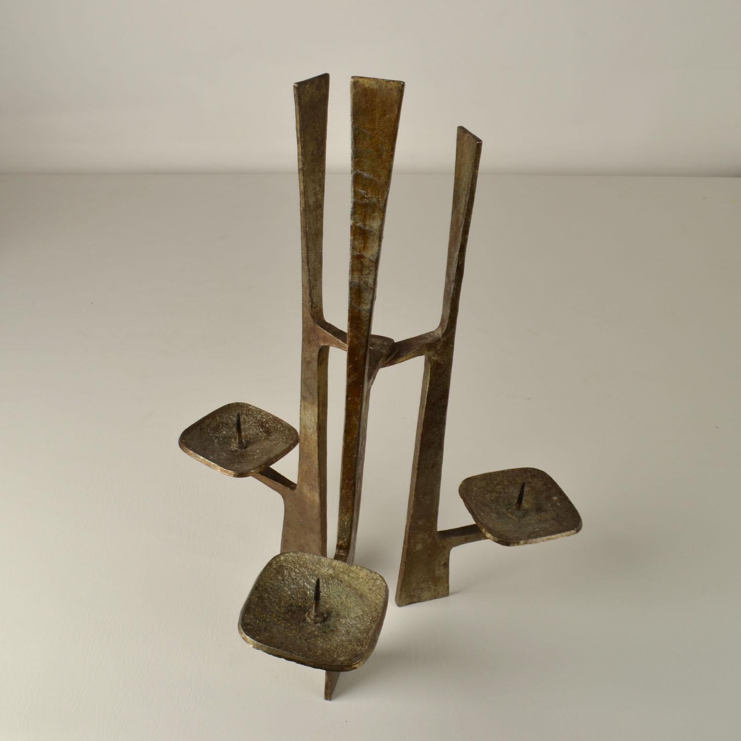 Candélabre sculptural à trois bras en acier forgé en vente 1