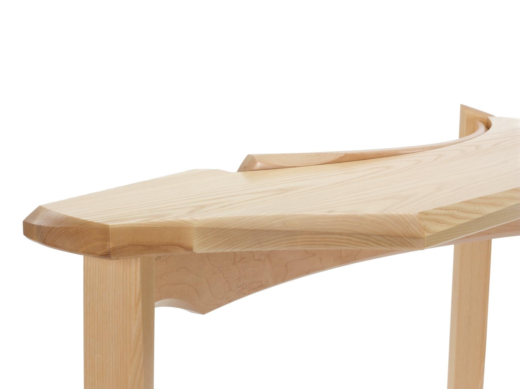 Le frêne et l'érable plié à la vapeur se combinent avec des courbes et des flèches dans cette table console contemporaine. Chaque mouvement est mis en balance avec le suivant jusqu'à ce que la composition soit équilibrée. Le mur est pris en