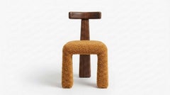 Chaise de salle à manger sculpturale à trois pieds et dossier en T, en noyer satiné et bouclé laineux