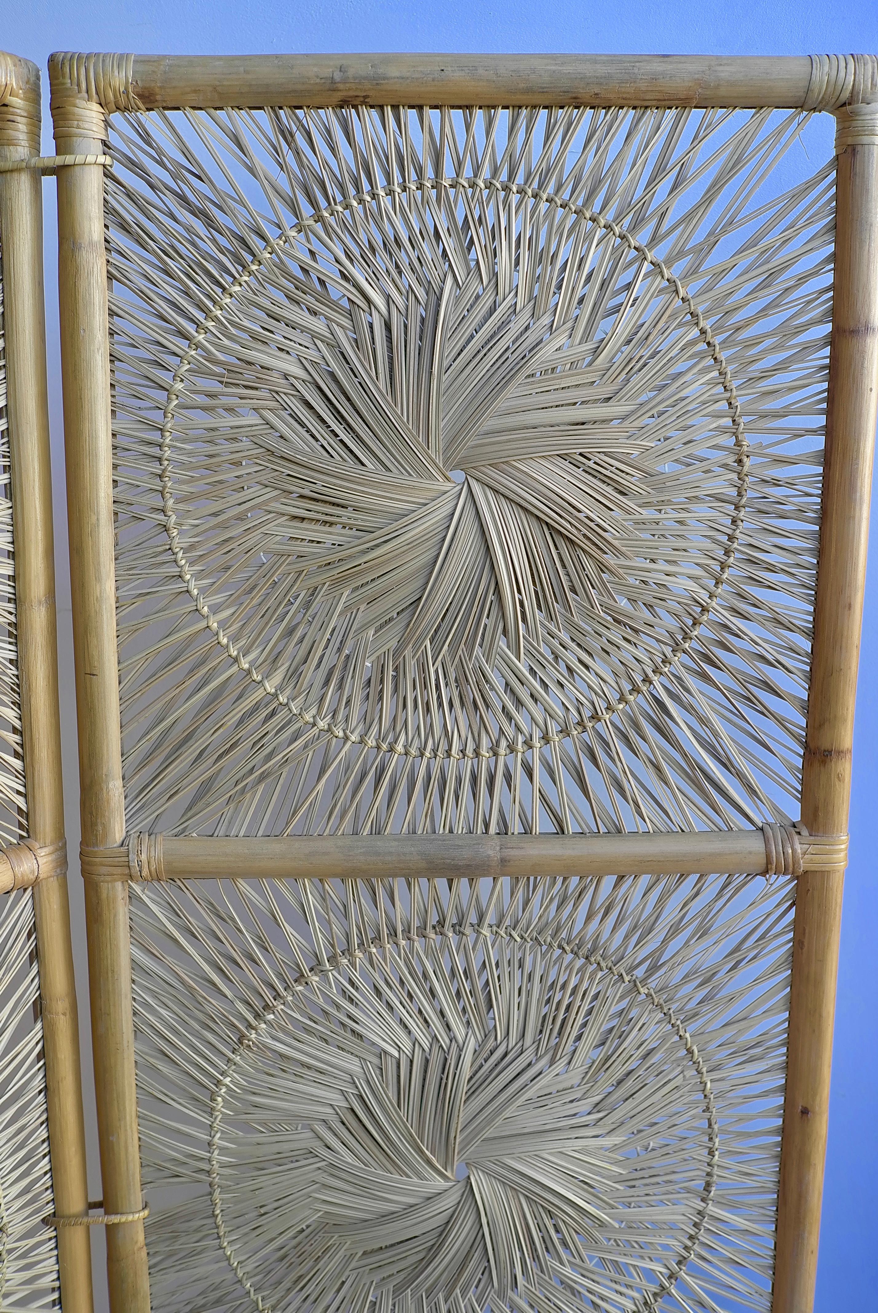 Mid-Century Modern Paravent sculptural à trois panneaux en bambou du milieu du siècle Séparateur de pièce en vente