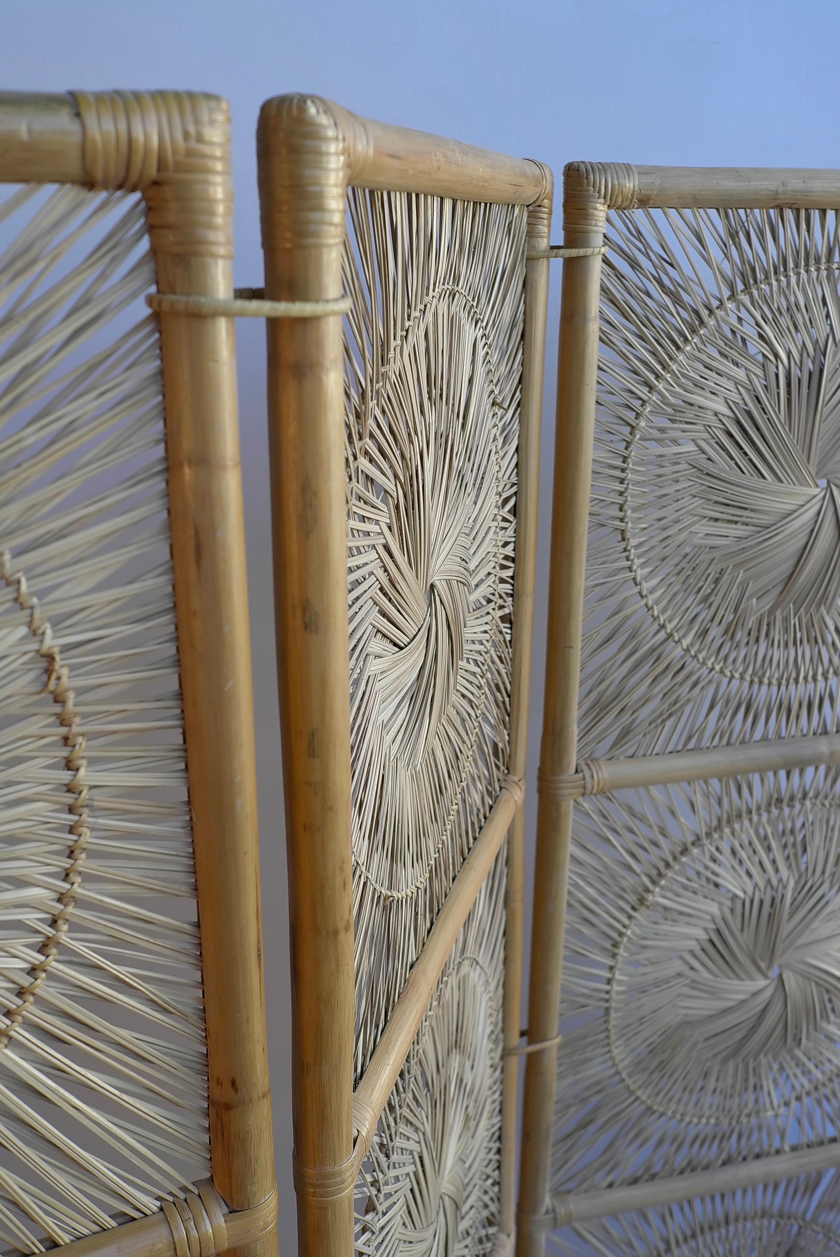 Européen Paravent sculptural à trois panneaux en bambou du milieu du siècle Séparateur de pièce en vente