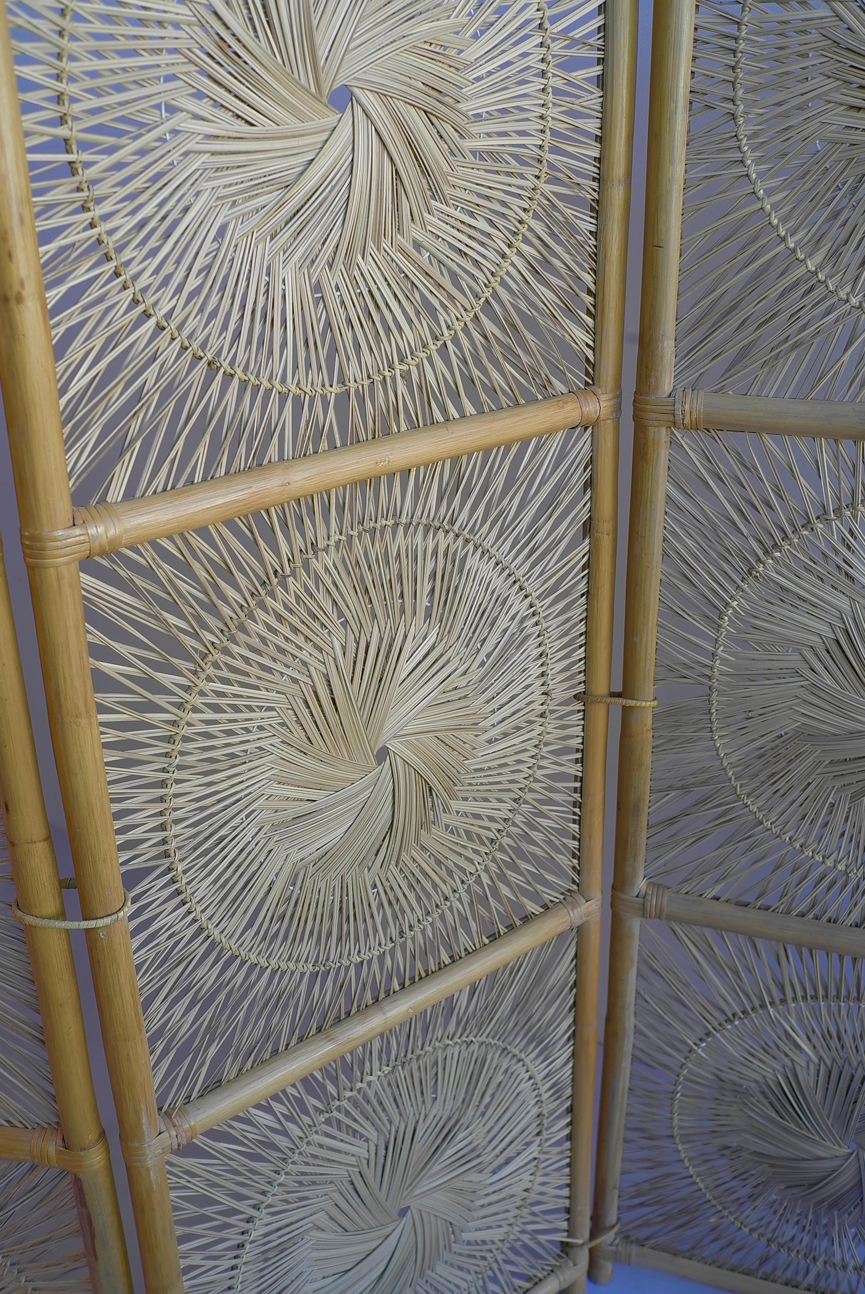 Bambou Paravent sculptural à trois panneaux en bambou du milieu du siècle Séparateur de pièce en vente