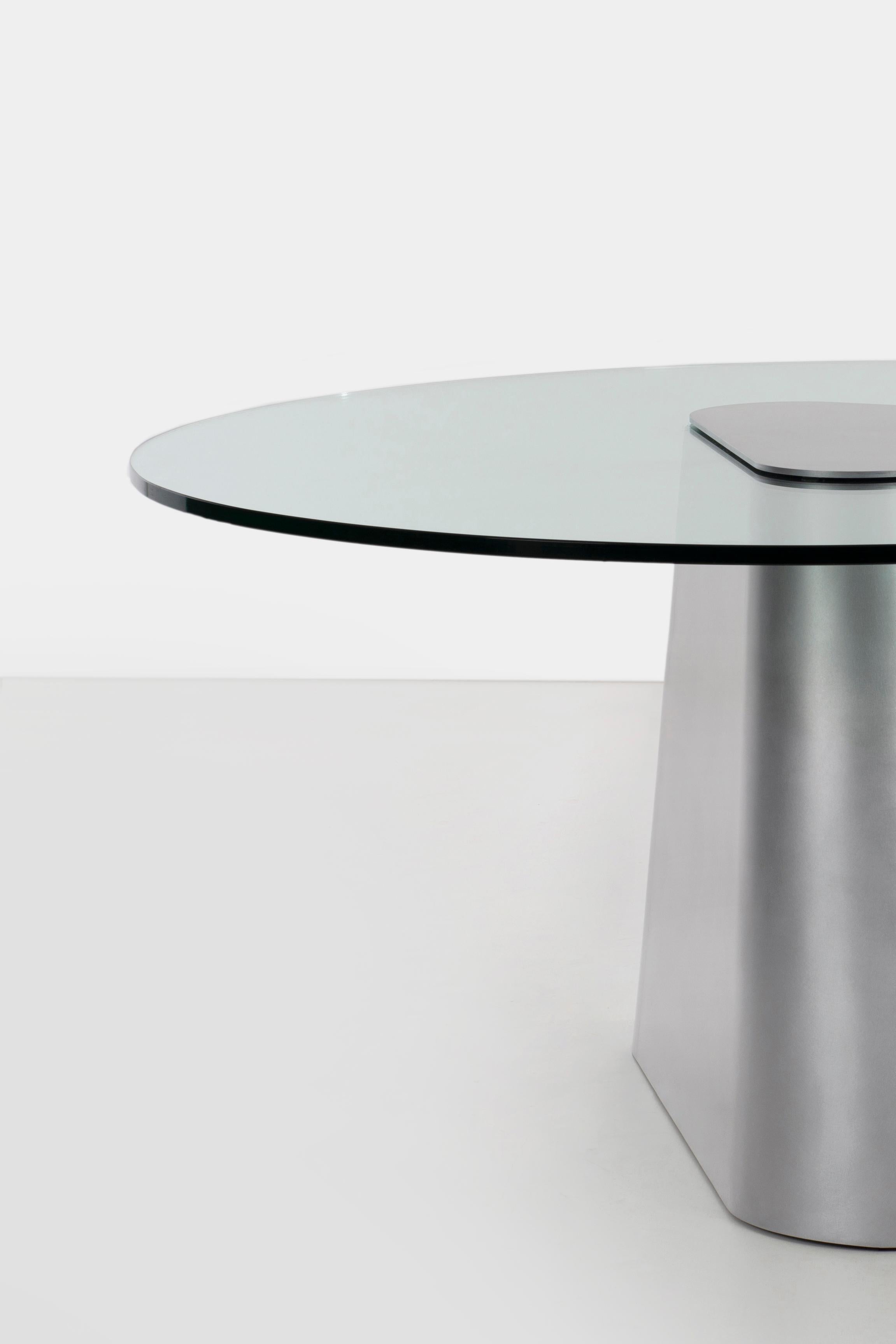 Bruni Table d'entrée sculpturale TM Dining en aluminium ciré et verre de Jonathan Nesci en vente