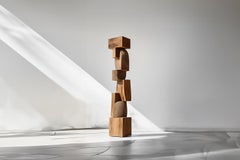 Still Stand No36: Totem della serenità alto, scultura in noce di NONO