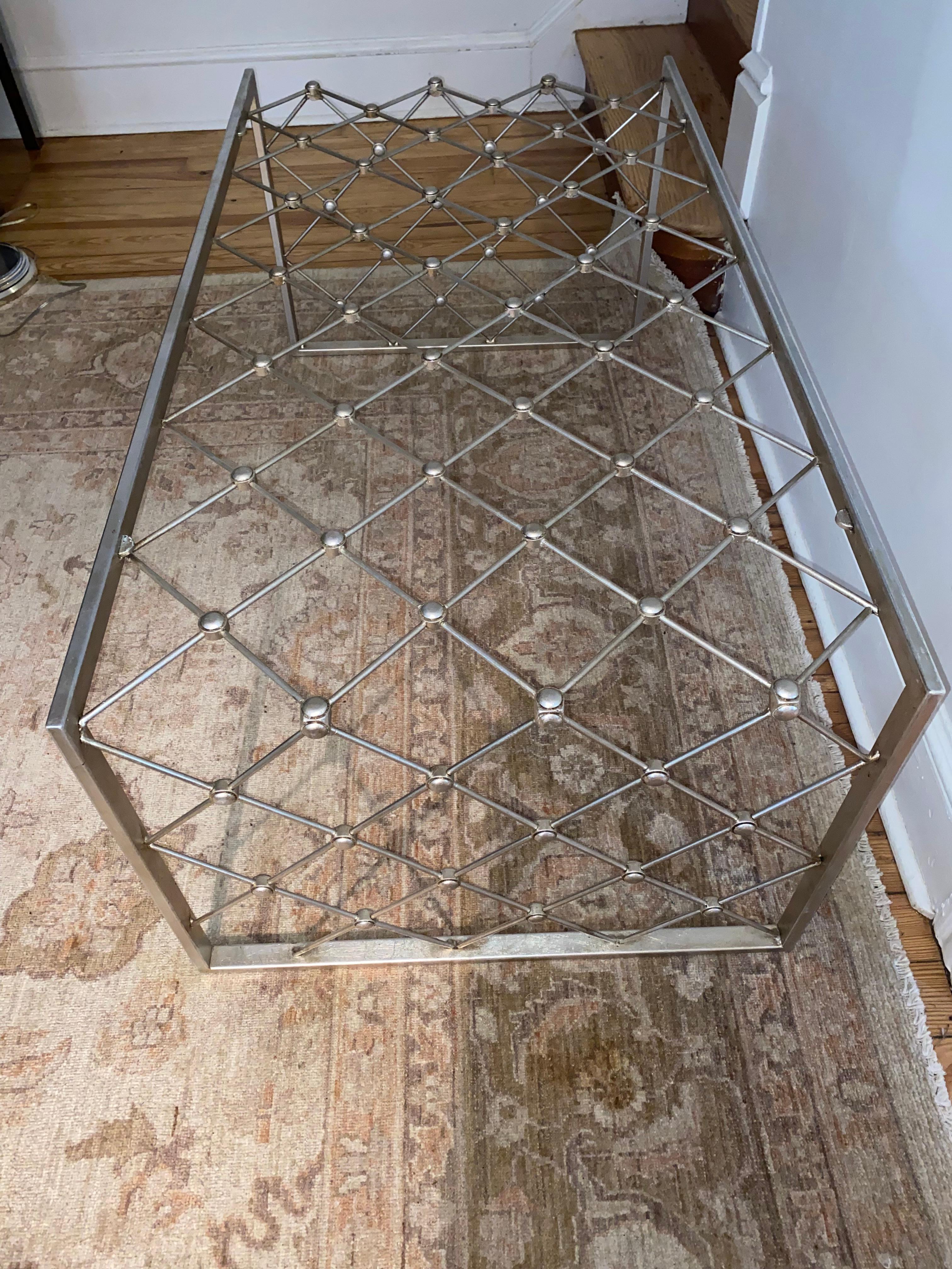 Mesa baja escultórica de metal y cristal Tour Eiffel según Jean Royere en venta 4