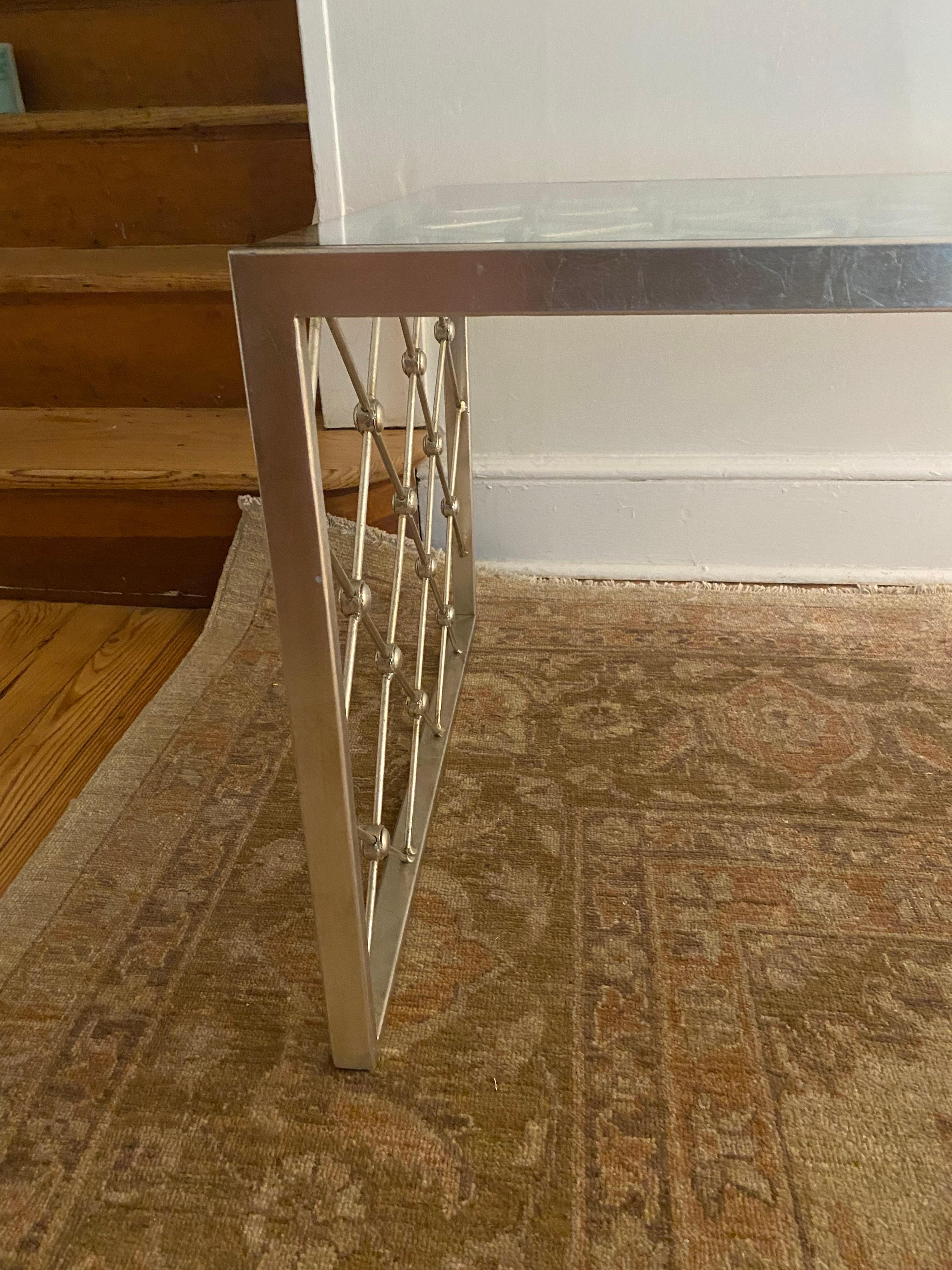 Mesa baja escultórica de metal y cristal Tour Eiffel según Jean Royere Estadounidense en venta
