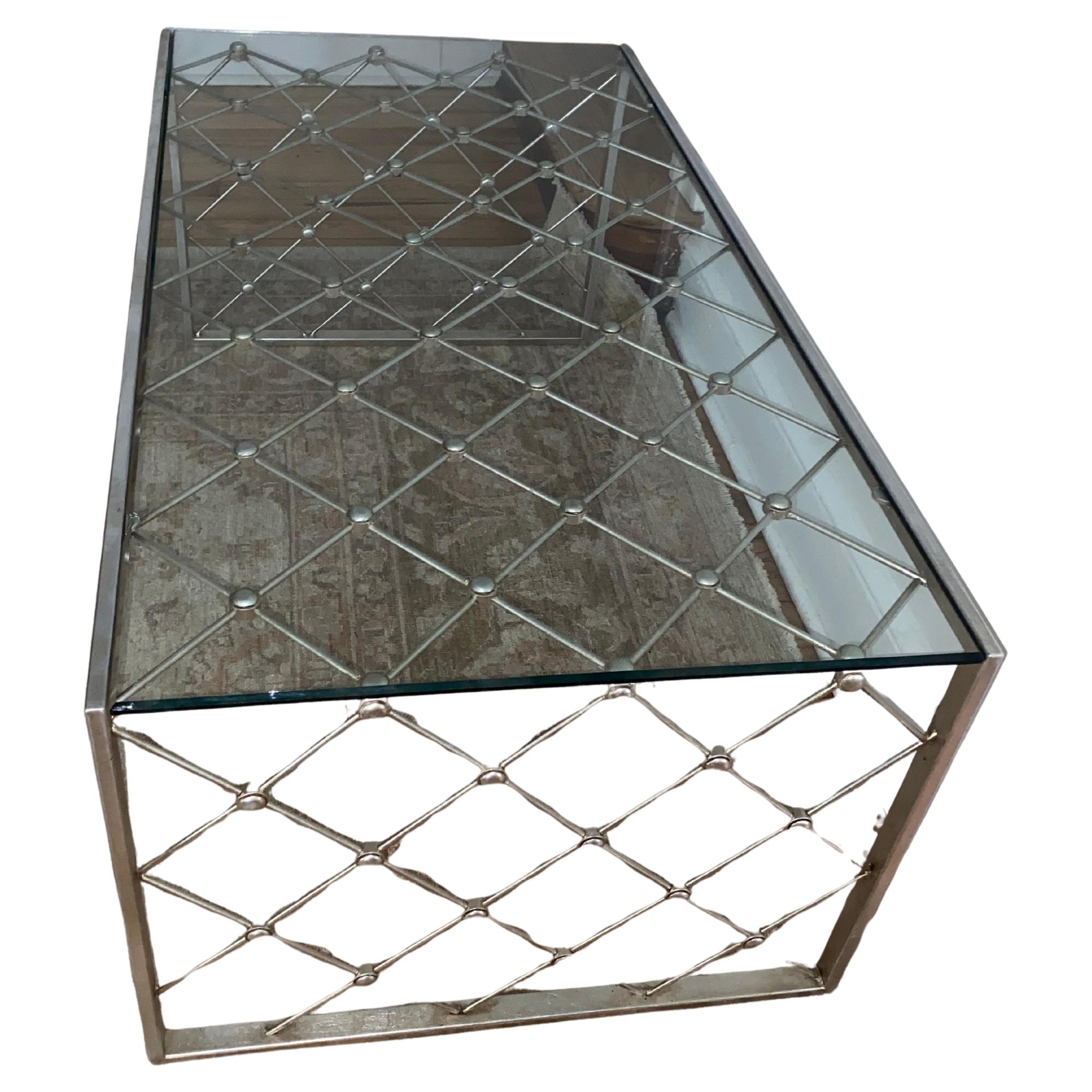 Mesa de centro de hierro forjado con acabado plateado envejecido hecha a medida con un diseño de rejilla y bolas, rematada con una superficie de cristal biselado grueso de 1/2