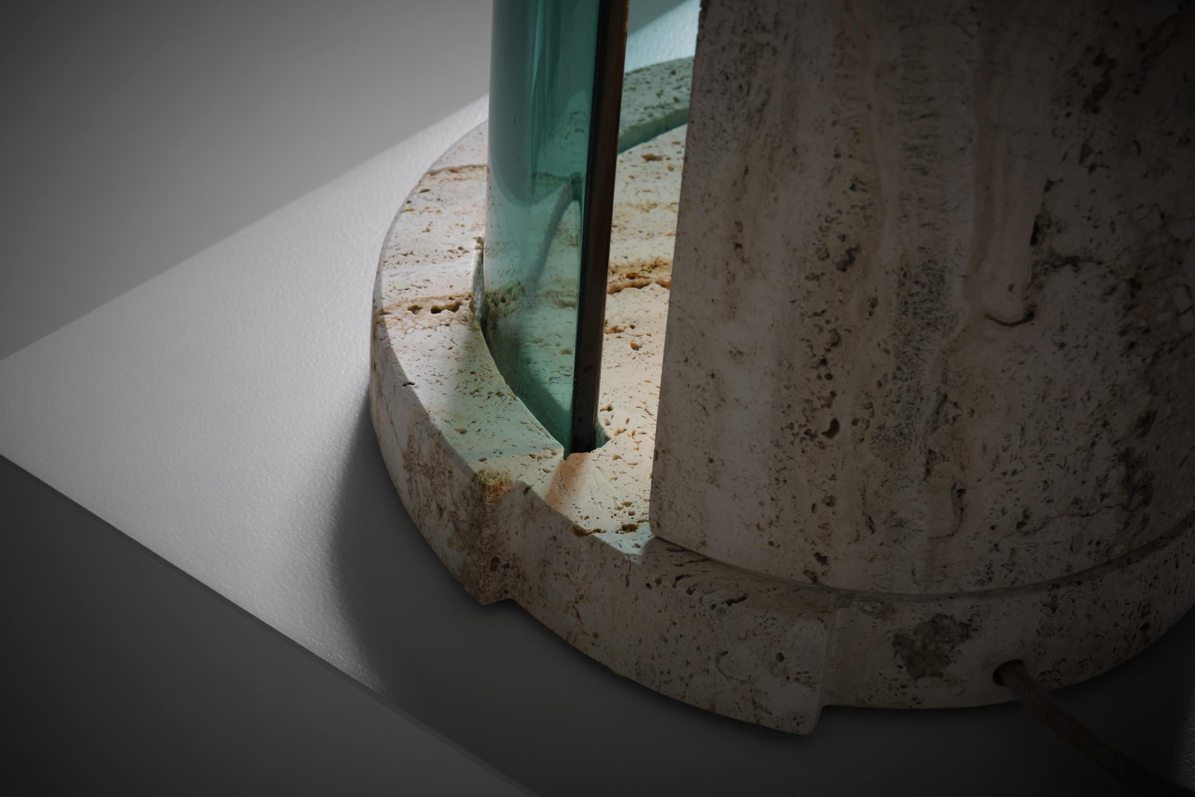 Lampe de table sculpturale en travertin et verre de Giuliano Cesari pour Nucleo Sormani en vente 3