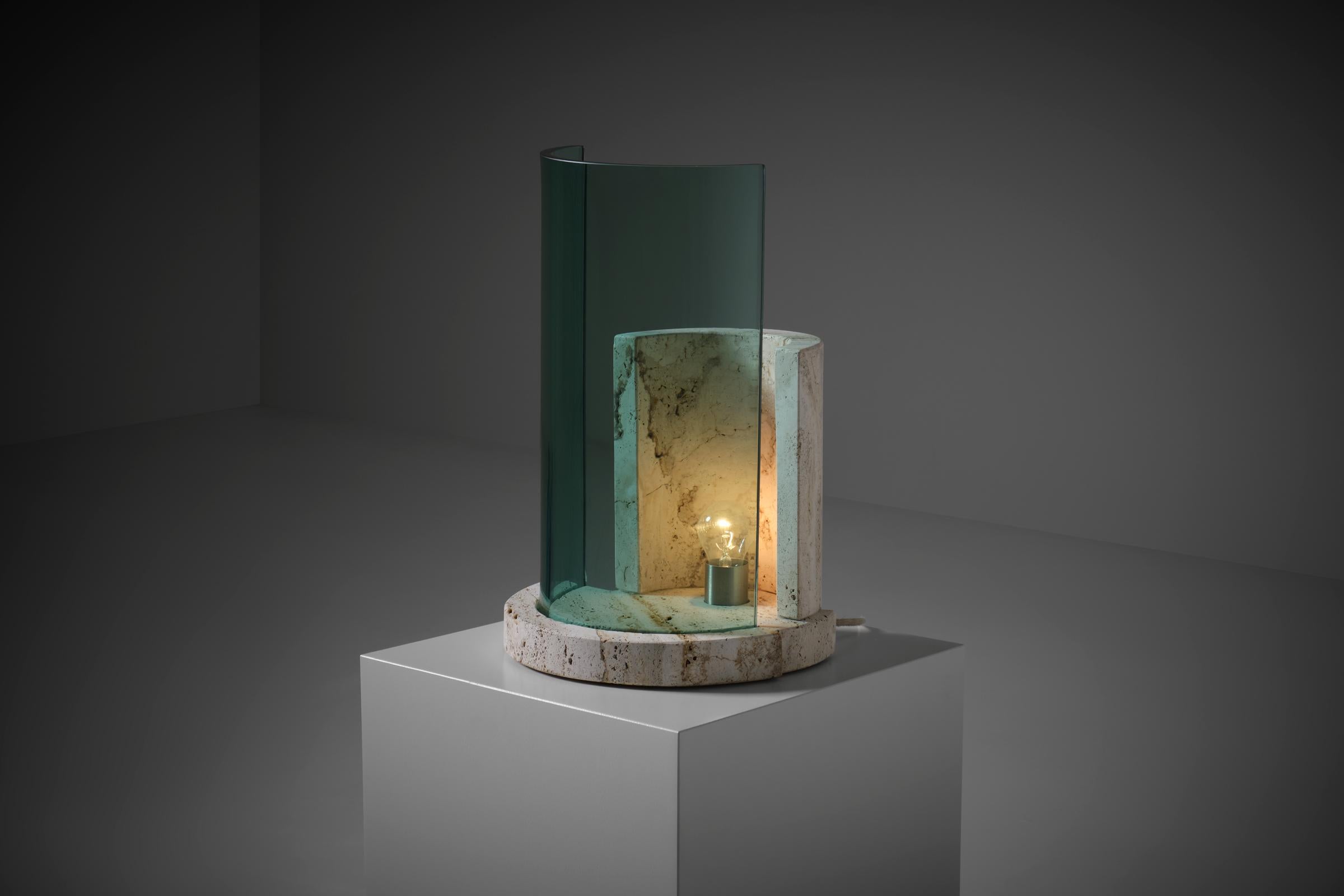 Lampe de table sculpturale de Giuliano Cesari pour Nucleo Sormani, Italie, années 1970. Un design raffiné mettant en valeur une composition de formes, de matériaux et de structures tels que le travertin brut et le verre dans des formes cylindriques.