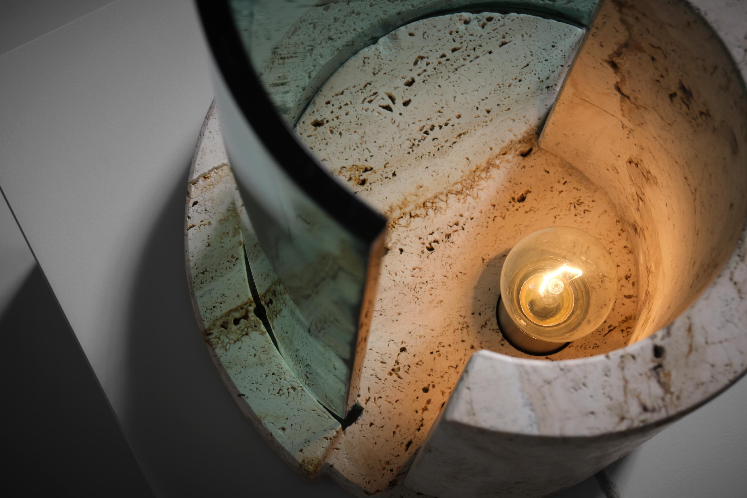 Mid-Century Modern Lampe de table sculpturale en travertin et verre de Giuliano Cesari pour Nucleo Sormani en vente