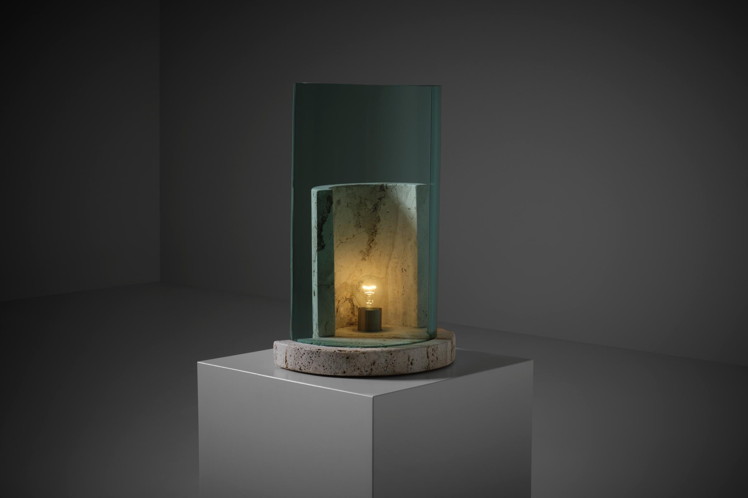 italien Lampe de table sculpturale en travertin et verre de Giuliano Cesari pour Nucleo Sormani en vente