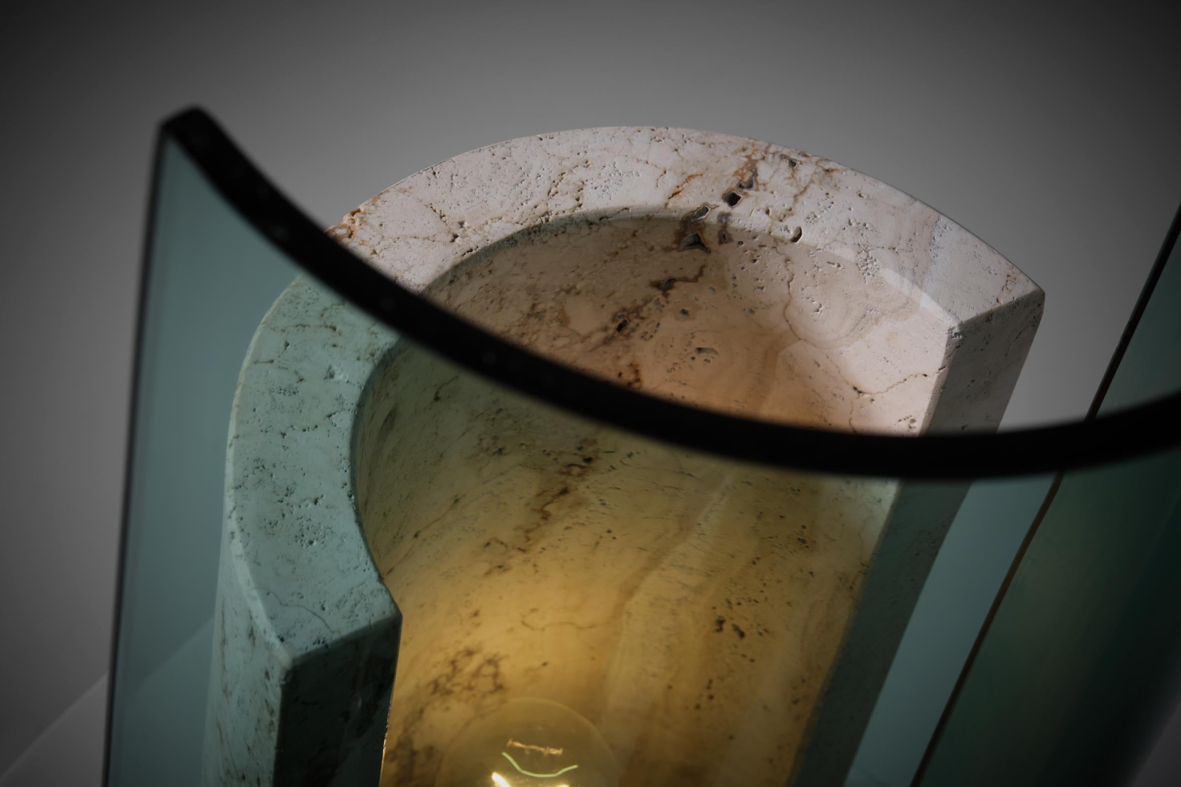 Lampe de table sculpturale en travertin et verre de Giuliano Cesari pour Nucleo Sormani Bon état - En vente à Rotterdam, NL