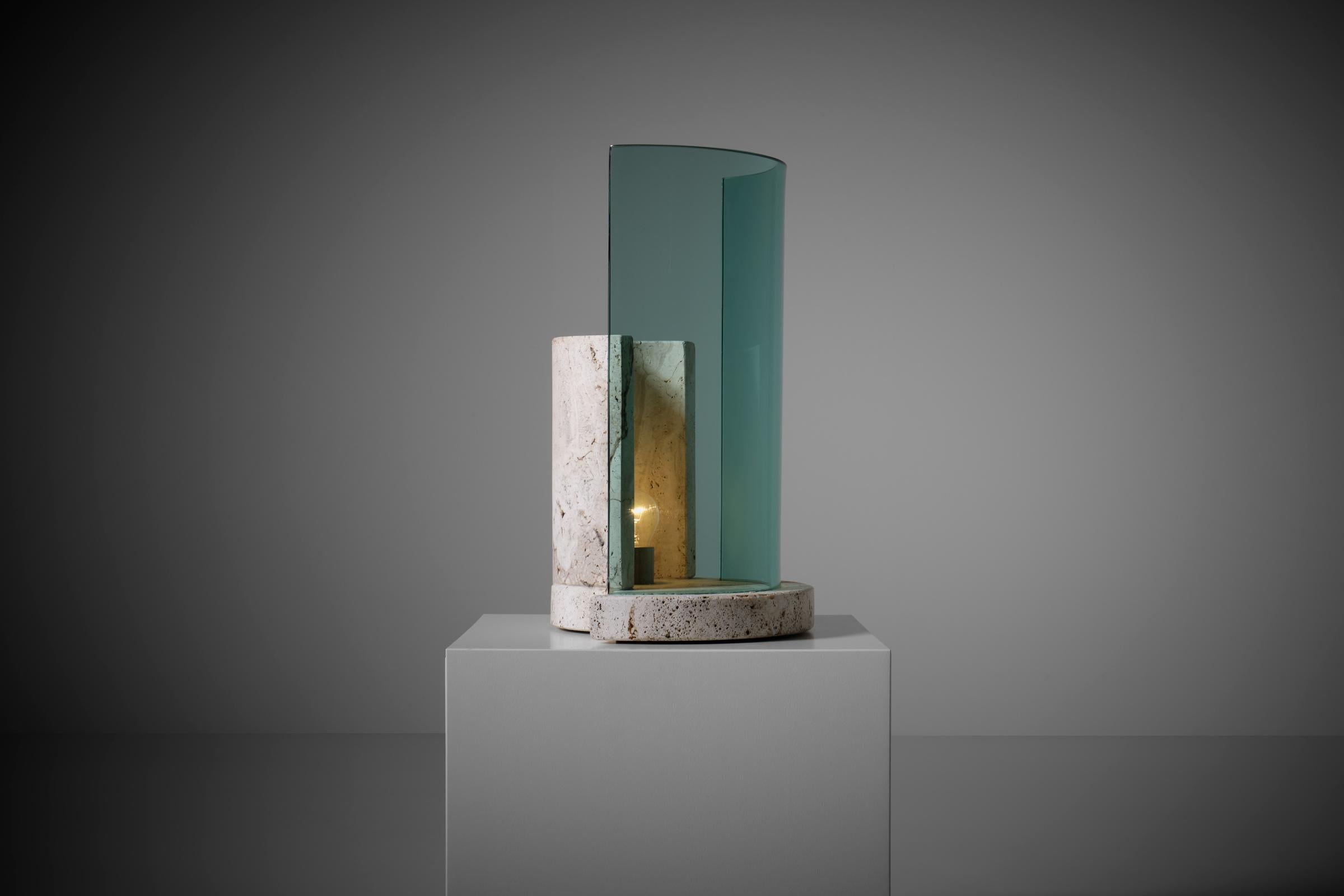 Fin du 20e siècle Lampe de table sculpturale en travertin et verre de Giuliano Cesari pour Nucleo Sormani en vente