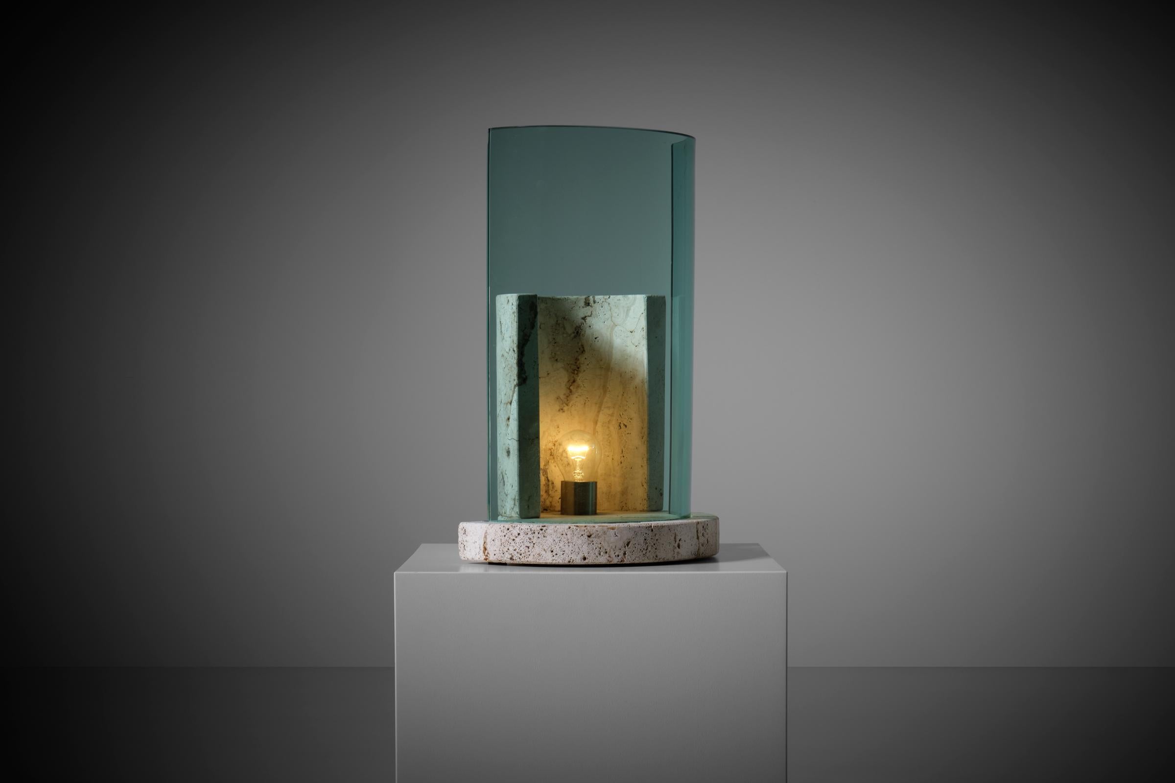 Lampe de table sculpturale en travertin et verre de Giuliano Cesari pour Nucleo Sormani en vente 2