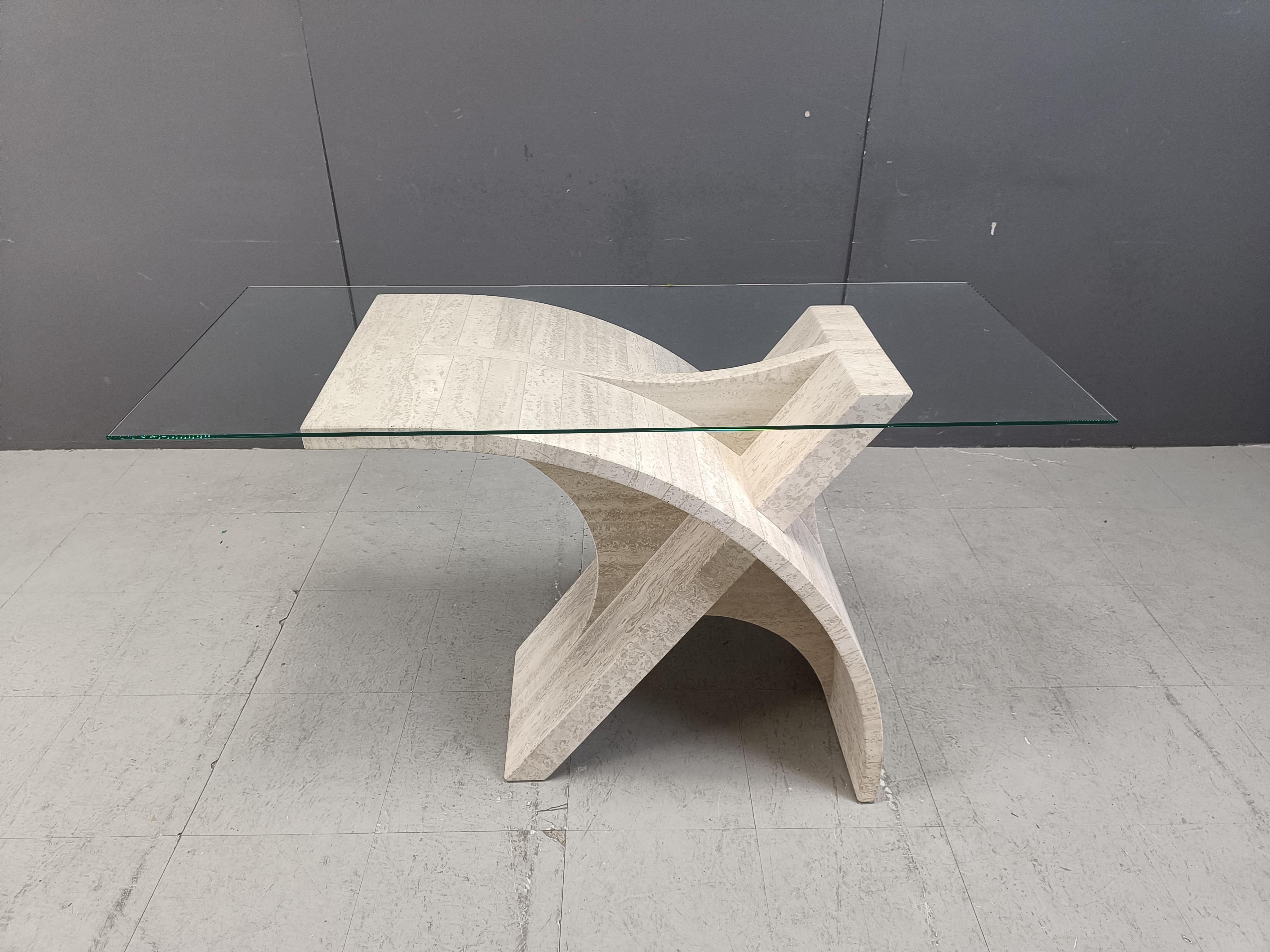 
Table console en travertin fabriquée sur mesure avec une belle base arquée composée de dalles de travertin.

Une pièce unique

Plateau en verre transparent, peut également être découpé sur mesure ou transformé en table de salle à manger, nous